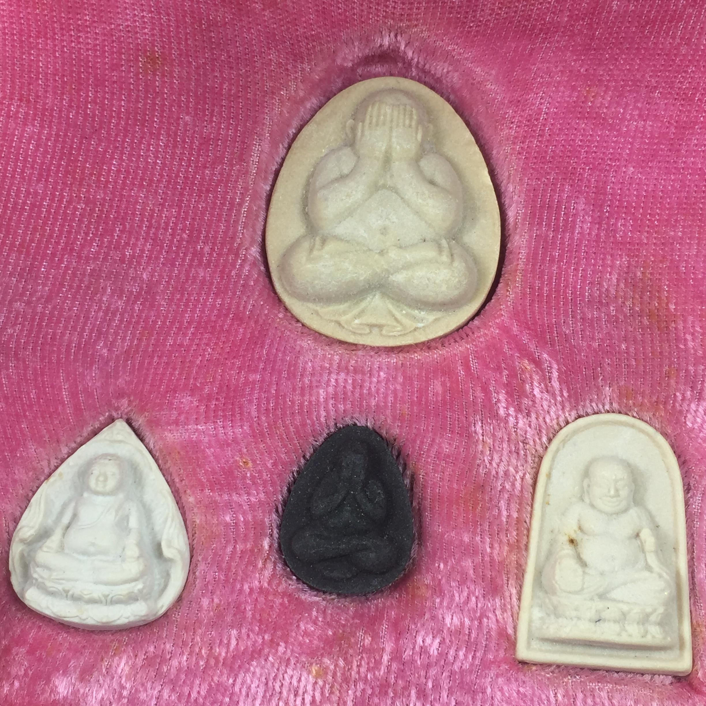 พระปิดตา รุ่นแรก ชุดกรรมการ ชุดมงคลการบำเพ็ญกุศลอายุครบ 6 รอบ(72 พรรษา) สมเด็จพระญาณสังวร วัดบวรนิเวศวิหาร วันที่ 2-3 ตุลาคม 2528 (1ชุดประกอบด้วยพระเนื้อผง 4 รายการ)ชุดกรรมการพร้อมกล่องบรรจุเดิมครบสมบูรณ์(หายาก)