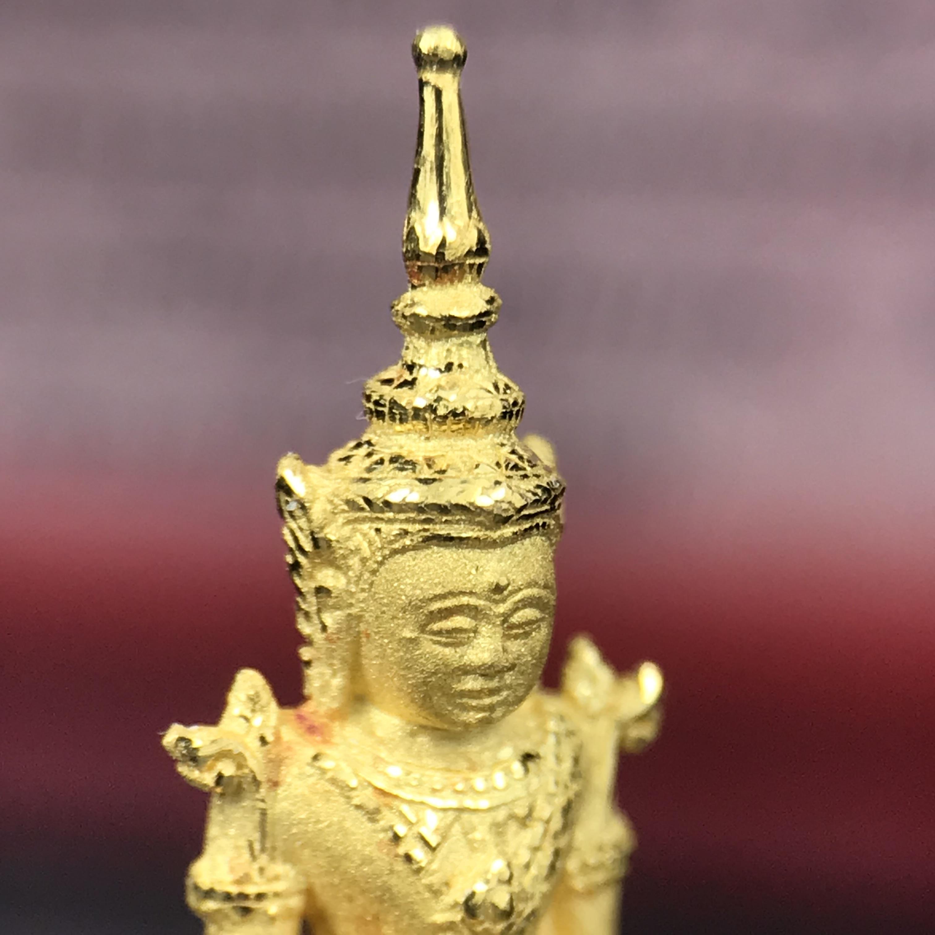 พระแก้วมรกต ภปร.(รุ่นแรก) ปี2545 รุ่นฉลองกรุงรัตนโกสินทร์ครบ 220 ปี พิมพ์ลอยองค์เล็ก เนื้อทองคำบริสุทธิ์ 96.5%(6.5กรัม) ขนาด 10*19 มม.ครบสมบูรณ์(องค์หมายเลข ๙๙)(หมายเลขมงคลเจริญก้าวหน้าในทุกๆด้าน)สุดยอดมงคลแผ่นดินที่ควรเก็บรักษา บูชาเป็นมงคลชีวิต(หายาก)