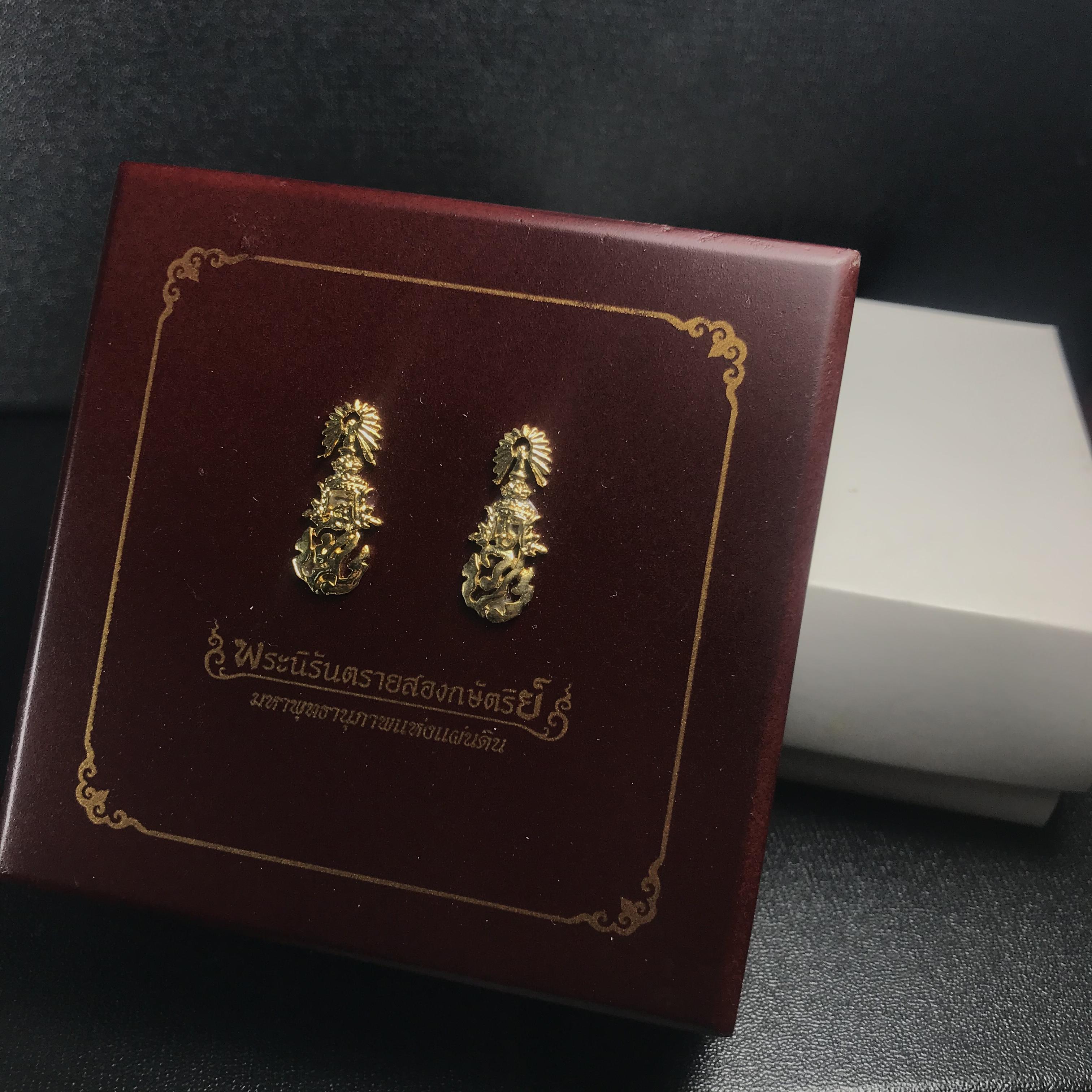 พระนิรันตรายสองกษัตริย์ มหาพุทธานุภาพแห่งแผ่นดิน ปี2552 "พระผู้ปกป้องคุ้มครองจากภัยอันตรายทั้งปวง" พระผงพิมพ์สมเด็จหน้าปัดทอง สีดำด้านหลังฝังนวโลหะชุบนาก เชิญอักษรพระปรมาภิไธยสองกษัตริย์(จปร.และ วปร.) พร้อมกล่องบรรจุเดิมครบชุด