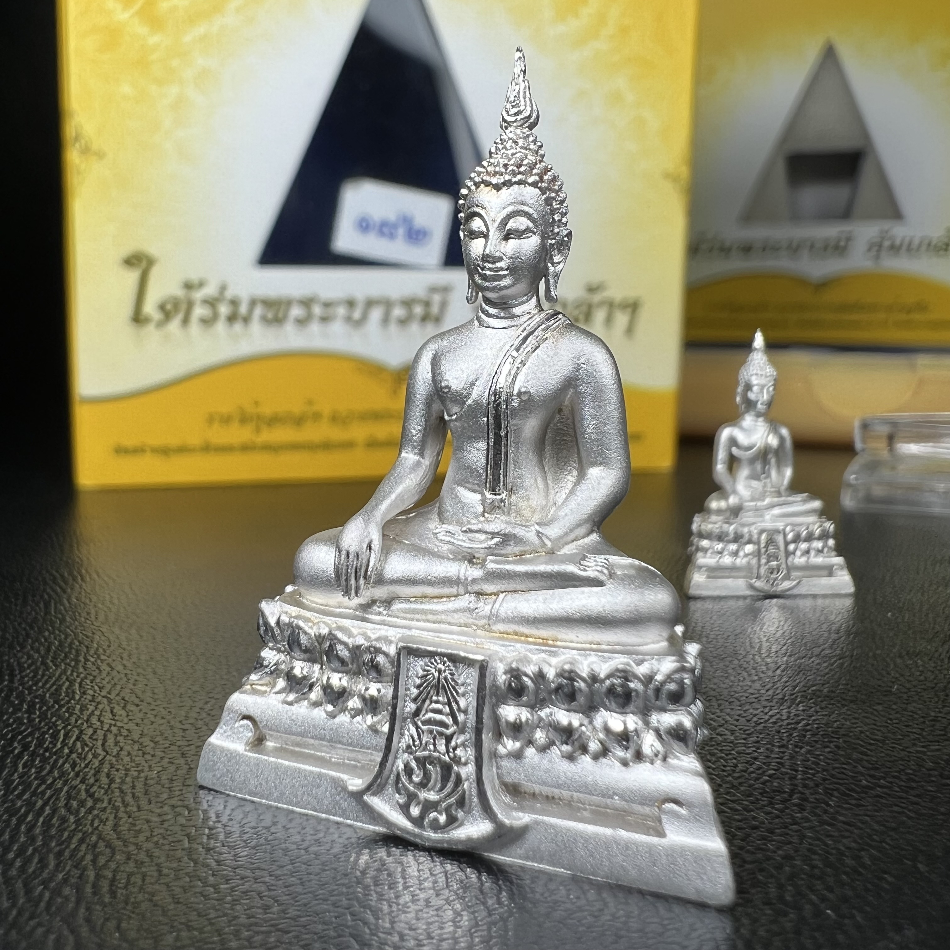 พระพุทธรูปคุ้มเกล้าฯ ภปร.(ใต้ร่มพระบารมี คุ้มเกล้า) 60ปี รพ.ภูมิพลฯ พ.ศ.2552 เนื้อเงิน ชุบทองคำขาว(ลอยองค์พิมพ์ ใหญ่+เล็ก)(1ชุด 2 พิมพ์ ครบทุกแบบที่จัดสร้าง)1 ใน 5000 ชุด ครบชุดหายาก