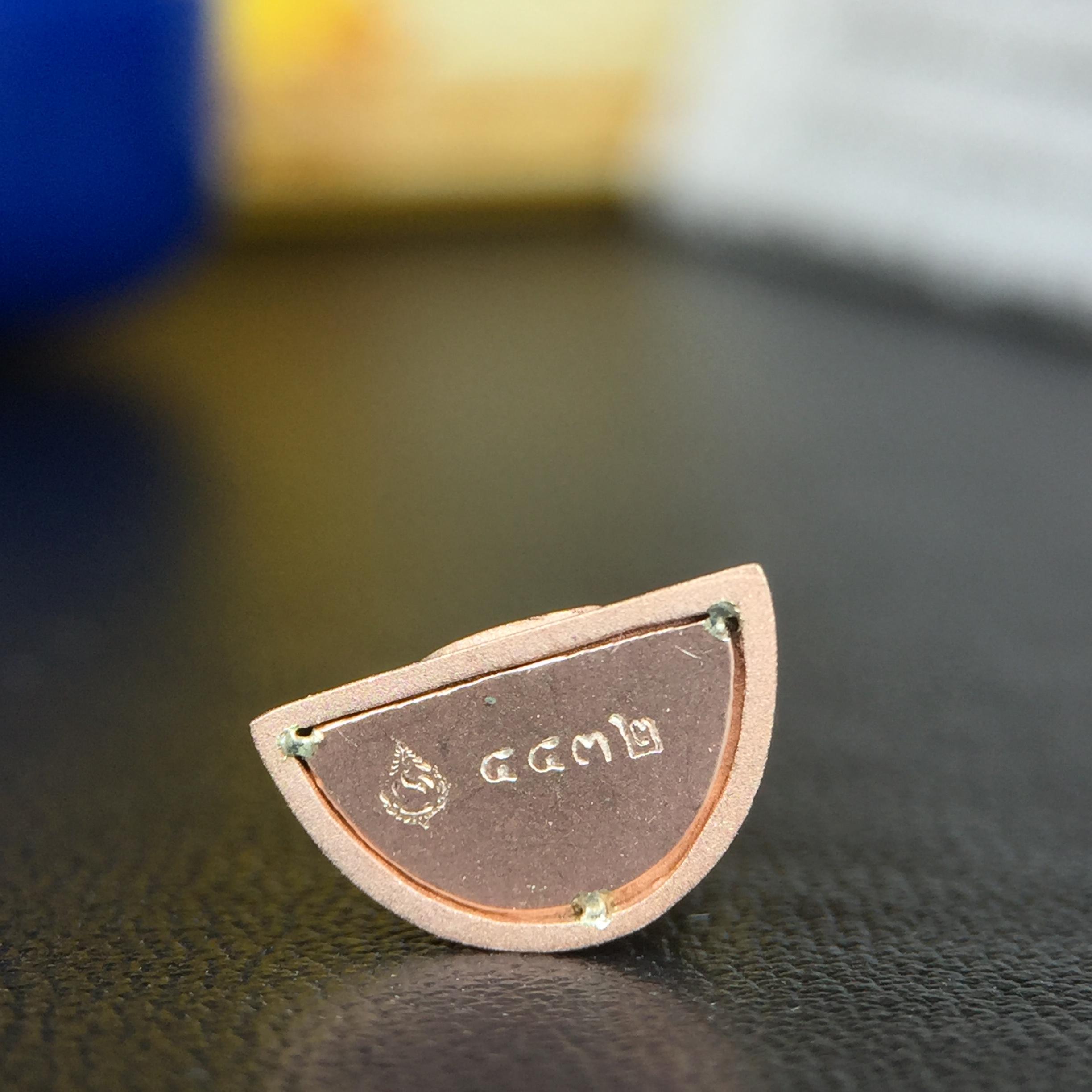 พระแก้วมรกต(จำลอง)ลอยองค์ ขนาดหน้าตัก 1/4 นิ้ว ทรงเครื่องฤดูร้อน เนื้อเงินสามกษัตริย์ ตราสัญลักษณ์ฉลองสิริราชสมบัติครบ 60 ปี พ.ศ.2549(สภาพสวย ครบ สมบูรณ์)