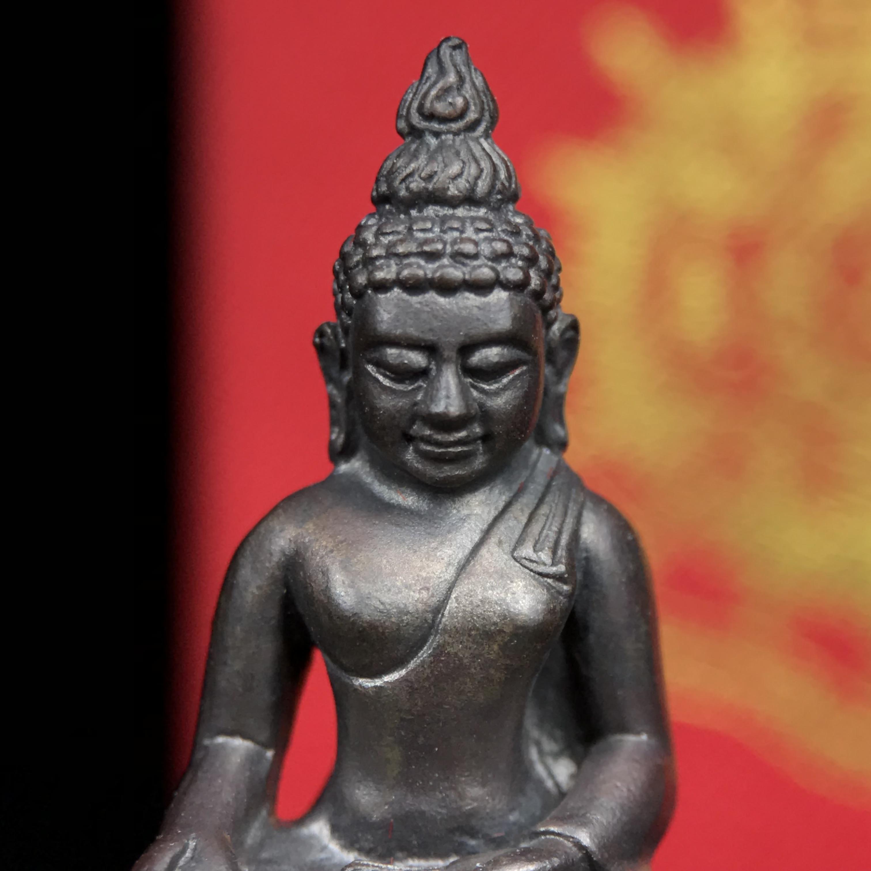 พระกริ่งไพรีพินาศ บรรจุเหล็กไหล ครั้งแรกและครั้งเดียวในประวัติศาสตร์ เฉลิมพระเกียรติ พระบาทสมเด็จพระเจ้าอยู่หัวรัชกาลที่9 พระชนมพรรษา 6 รอบ ปี2542 เนื้อนวโลหะผสมทองคำ(บรรจุเหล็กไหล)ดีนอก-ดีใน พิธีใหญ่ มวลสารเด่น (หายาก)