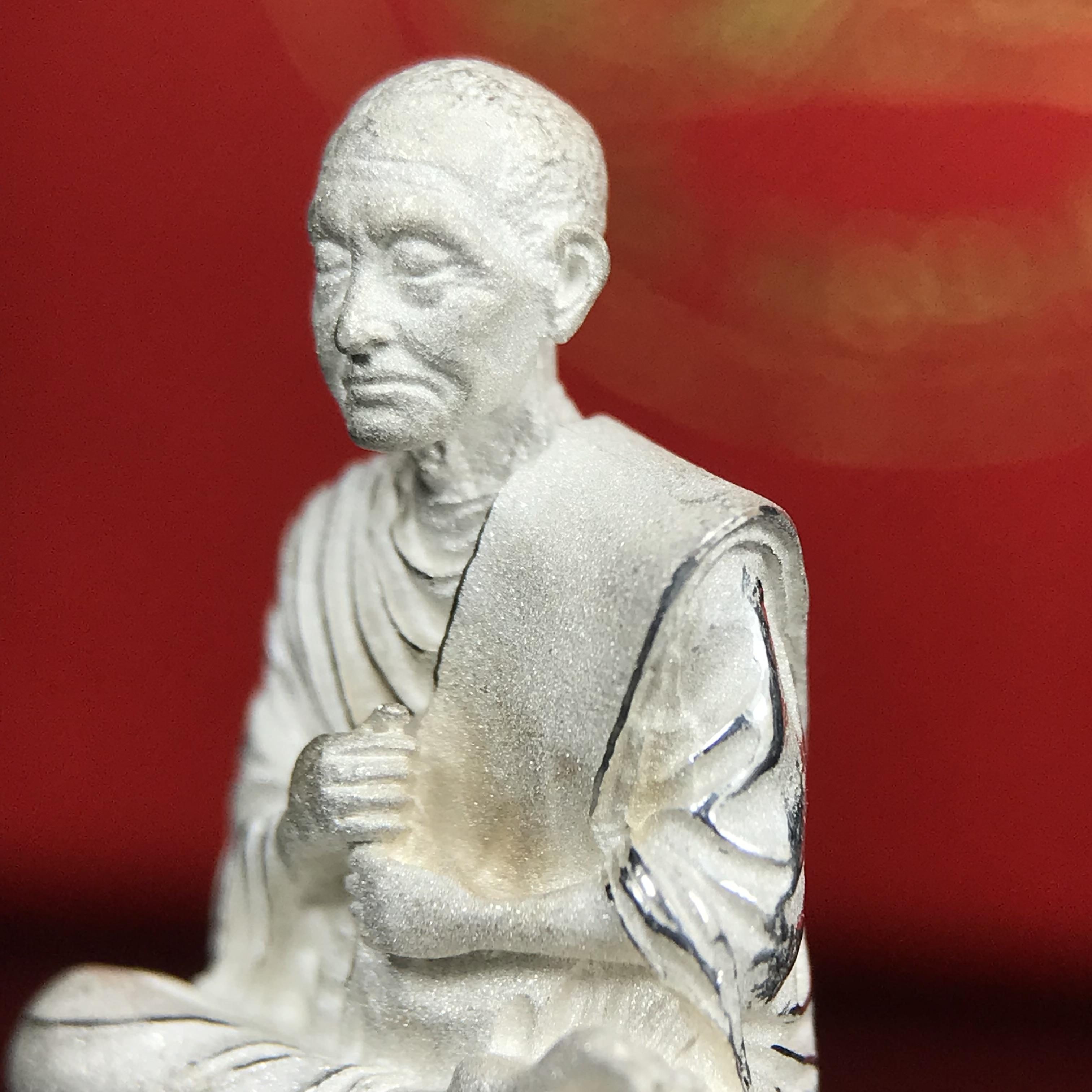 สมเด็จพุฒาจารย์ (โต พรหมรังสี) อนุสรณ์ 128 ปี สมเด็จพระญาณสังวร สมเด็จพระสังฆราช ทรงเมตตาอธิฐานจิต ปี 2543 มหาพุทธาภิเษก 3วาระ รูปเหมือนลอยองค์พิมพ์ใหญ่เนื้อเงิน ขนาด 1.5 x 2.5 ซม. ทรงคุณค่าทั้งด้านความงานด้านพุทธศิลป์ และพุทธคุณ(องค์หมายเลข ๑๐๘(เลขสวย)