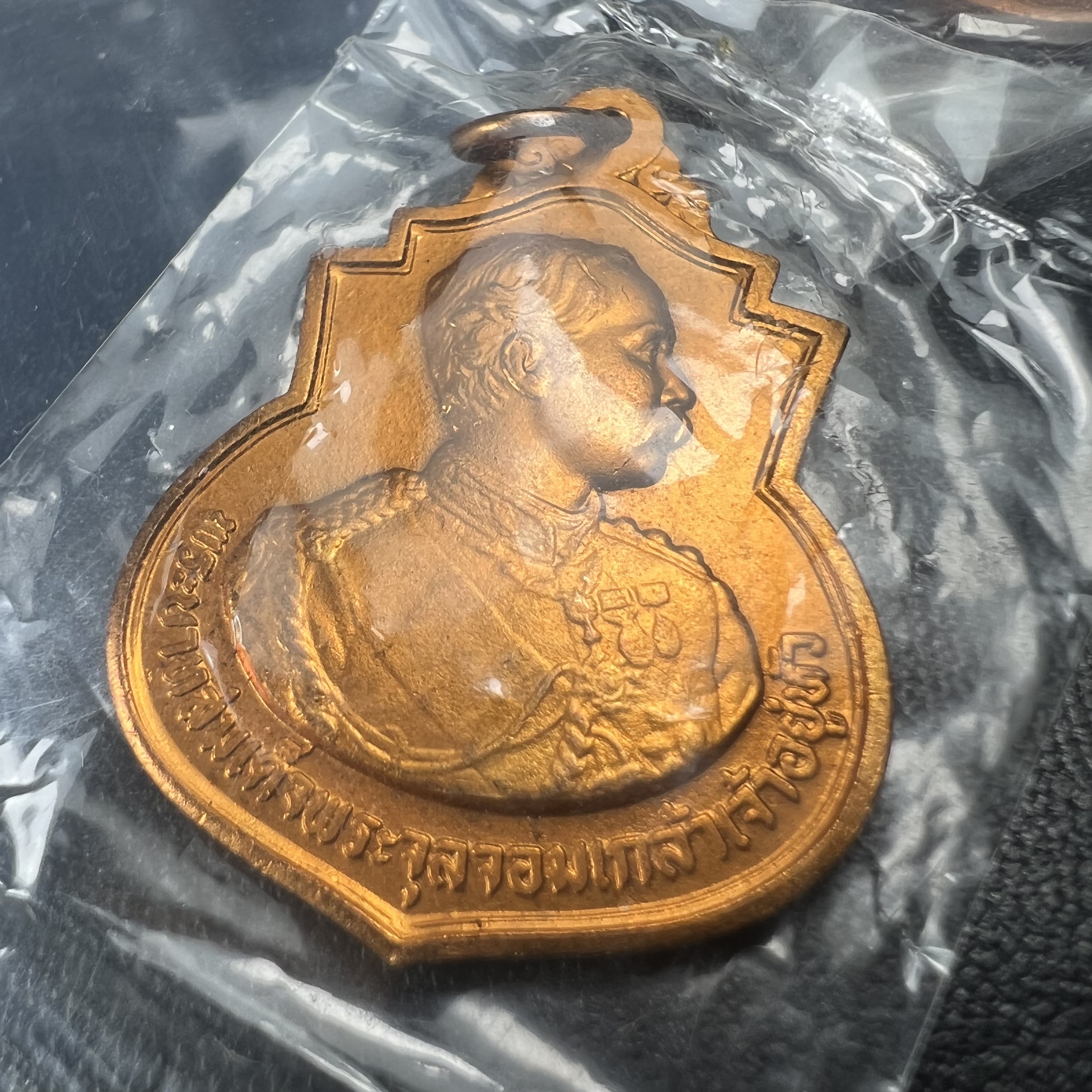 เหรียญที่ระลึกรัชกาลที่ 5 รุ่น ครบ 108 ปี โรงเรียนนายร้อยพระจุลจอมเกล้า ปี 2538 เหรียญเสมาเนื้อทองแดง (คัดสภาพสวยซีนซองเดิม ผิวเดิมสวยมาก) ผลิตโดย กองกษาปณ์ กรมธนารักษ์ สมเด็จพระญาณสังวร สมเด็จพระสังฆราช วัดบวรนิเวศวิหาร ทรงเป็นประธาน(นิยม พิธีใหญ่)