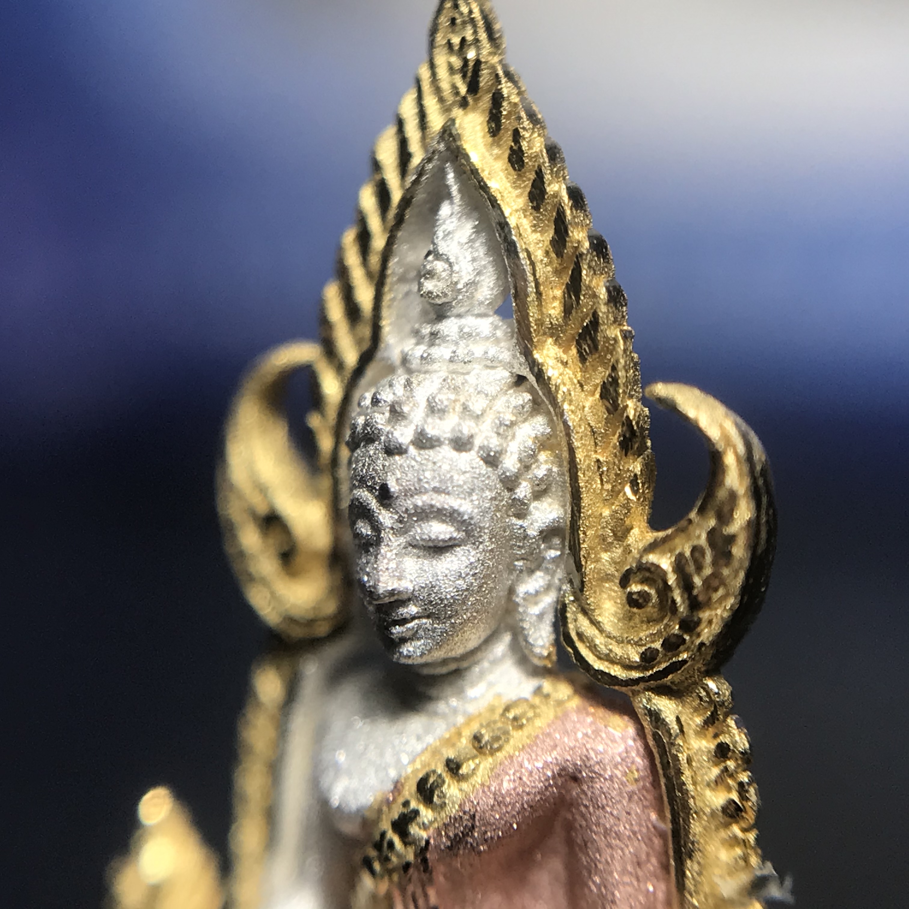 พระพุทธชินราช ภปร. โครงการ เพราะแผ่นดินนี้คือแผ่นดินเกิด เนื้อเงินชุบสามกษัตริย์ ปี2551 ขนาดหน้าตัก1/4นิ้ว (สวยงามหายาก)