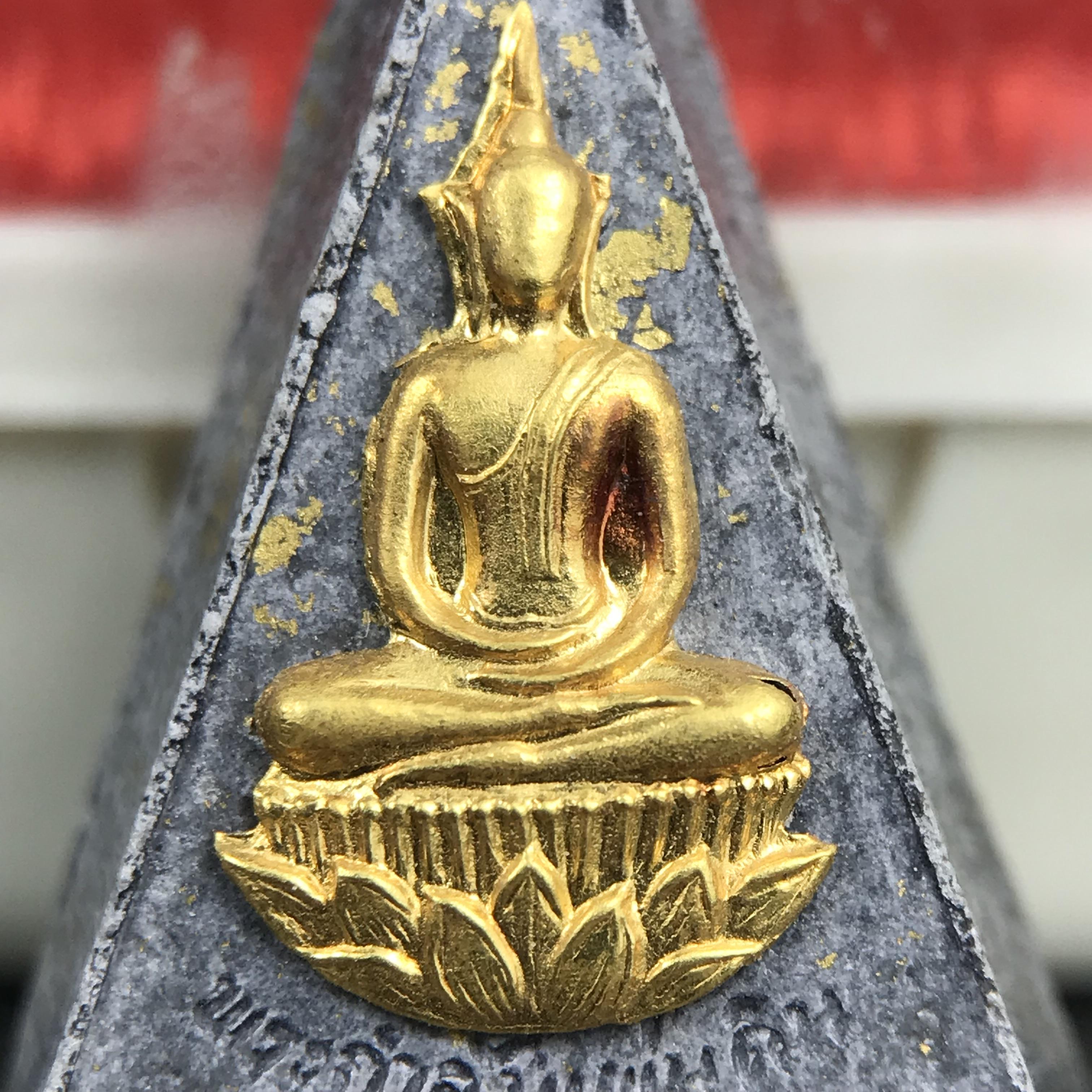 พระกำลังแผ่นดิน พระราชทาน วัดบวรนิเวศวิหาร ปี 2539 พิมพ์เล็กหน้ากากทองคำ (ในหลวง รัชกาลที่ 9 พระราชทานมวลสารจิตรลดา)นิยมหายาก