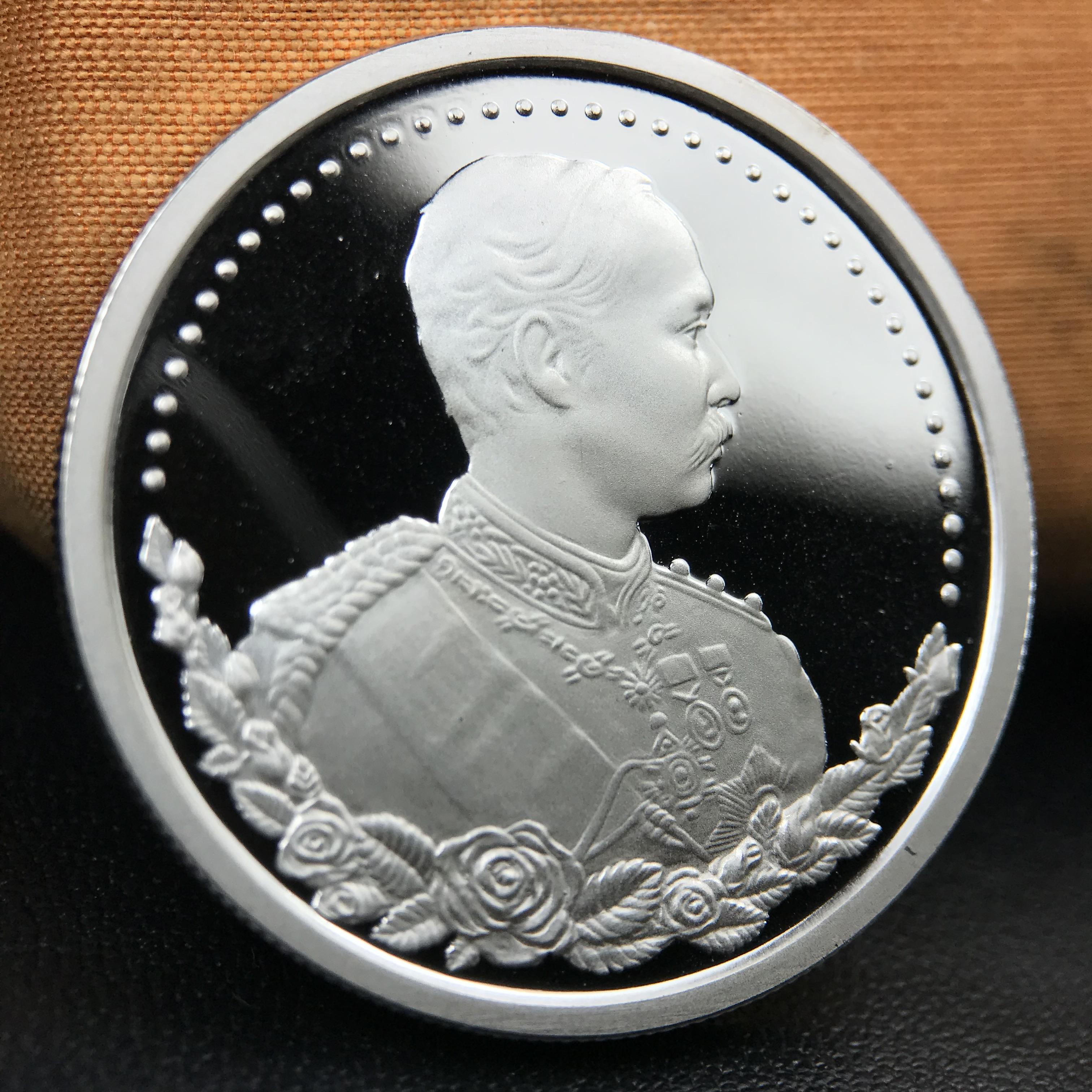 เหรียญรัชกาลที่ 5 หลัง 12 นักษัตริย์ รุ่นมหาลาภ ปี 2539 เนื้อเงินขัดเงา บล็อกนอก(เพิร์ธ)ออสเตรเรีย ขนาด 3.2 ซ.ม. กล่องบรรจุเดิมครบสมบูรณ์สวยงาม พิธีพุทธาภิเษก ณ.พระอุโบสถ วัดพระแก้ว สมเด็จพระญาณสังวร สมเด็จพระสังฆราช เป็นประธานพิธี