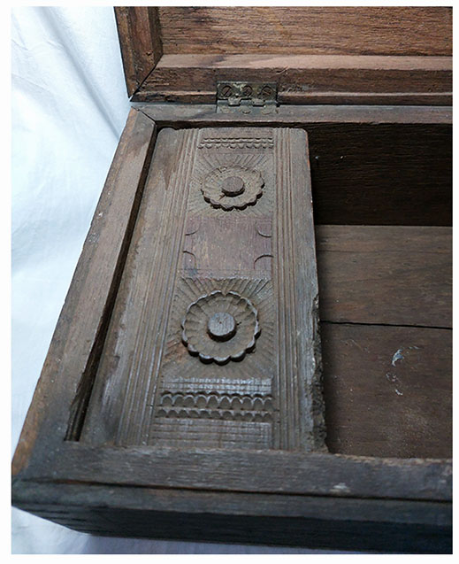 กล่องไม้เก่าตอกลายด้วยเส้นทองเหลือง-BPT2745-