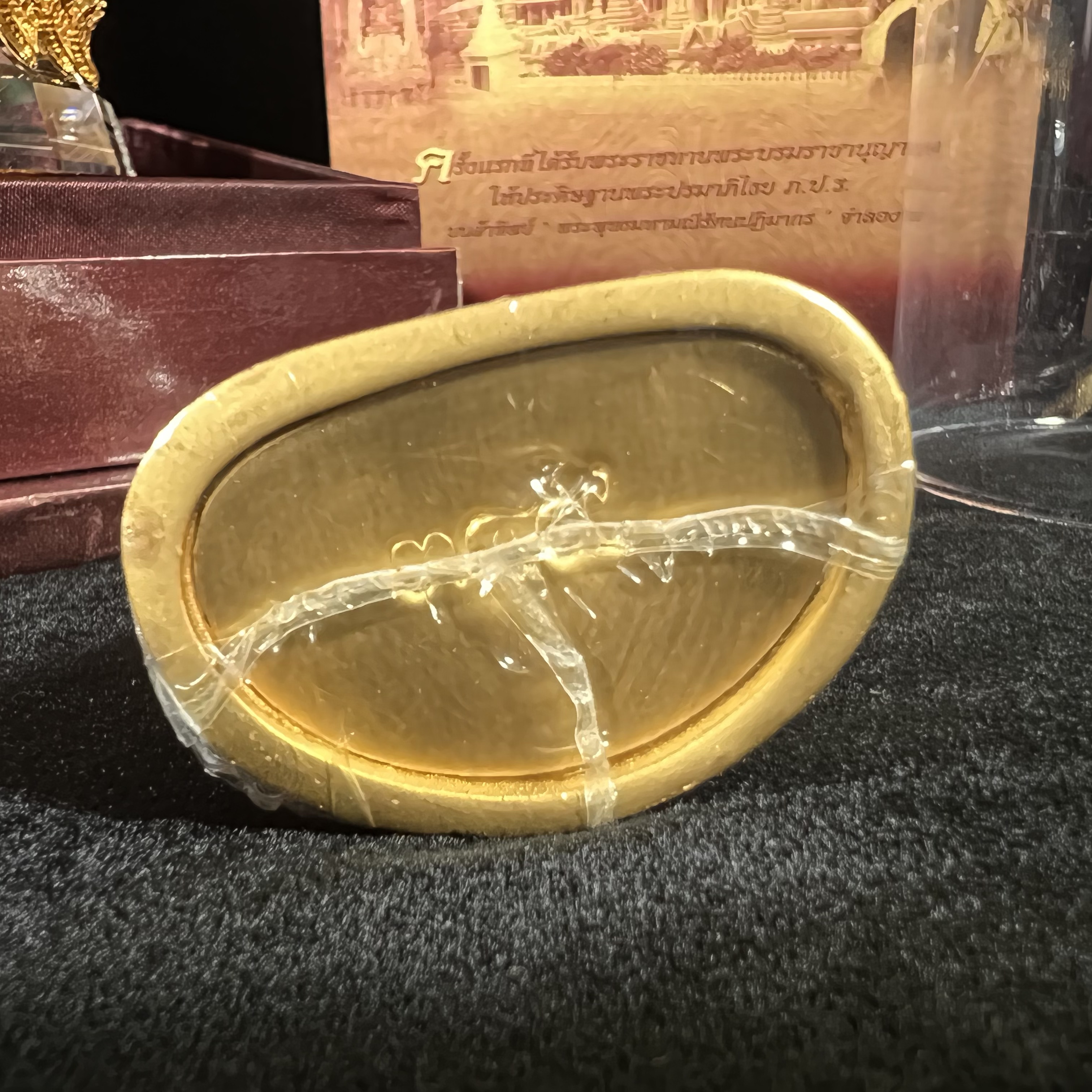 พระแก้วมรกต ภปร.(รุ่นแรก) ปี2545 รุ่นฉลองกรุงรัตนโกสินทร์ครบ 220 ปี หล่อลอยองค์ เนื้อทองคำบริสุทธิ์99.99% ขนาดบูชา 50*90 มม. พร้อมฐานวางครอบแก้วเดิมกล่องบรรจุเดิมครบสมบูรณ์(สวยงามและหายากมาก)(1ใน1000องค์)