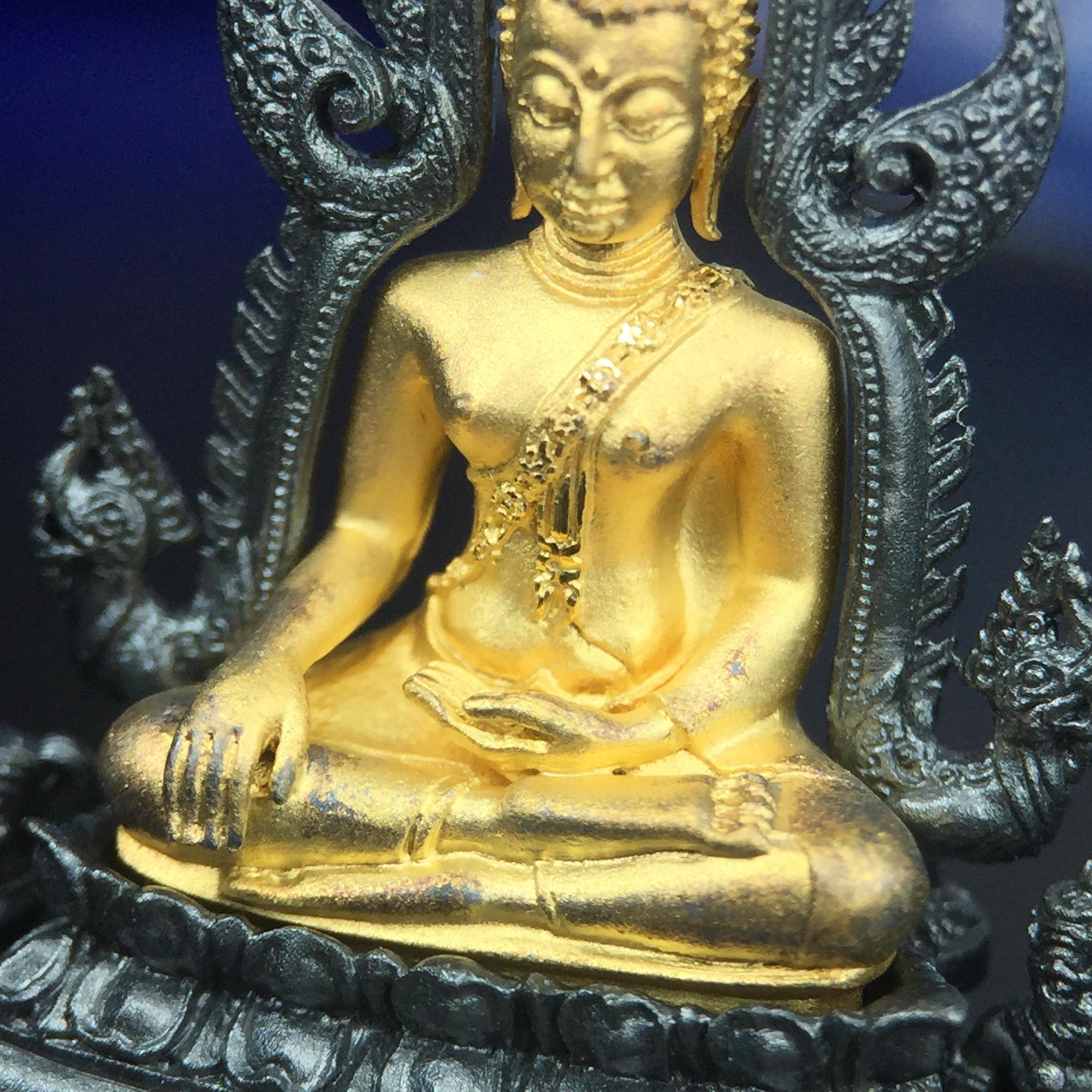 พระพุทธชินราช ภปร. โครงการ เพราะแผ่นดินนี้คือแผ่นดินเกิด เนื้อเงินชุบทองคำซุ้มรมดำ ปี2551 ขนาดหน้าตัก1/2นิ้ว(3.5*2.5 ซม.) (สวยงามหายาก)1ใน 5000 องค์