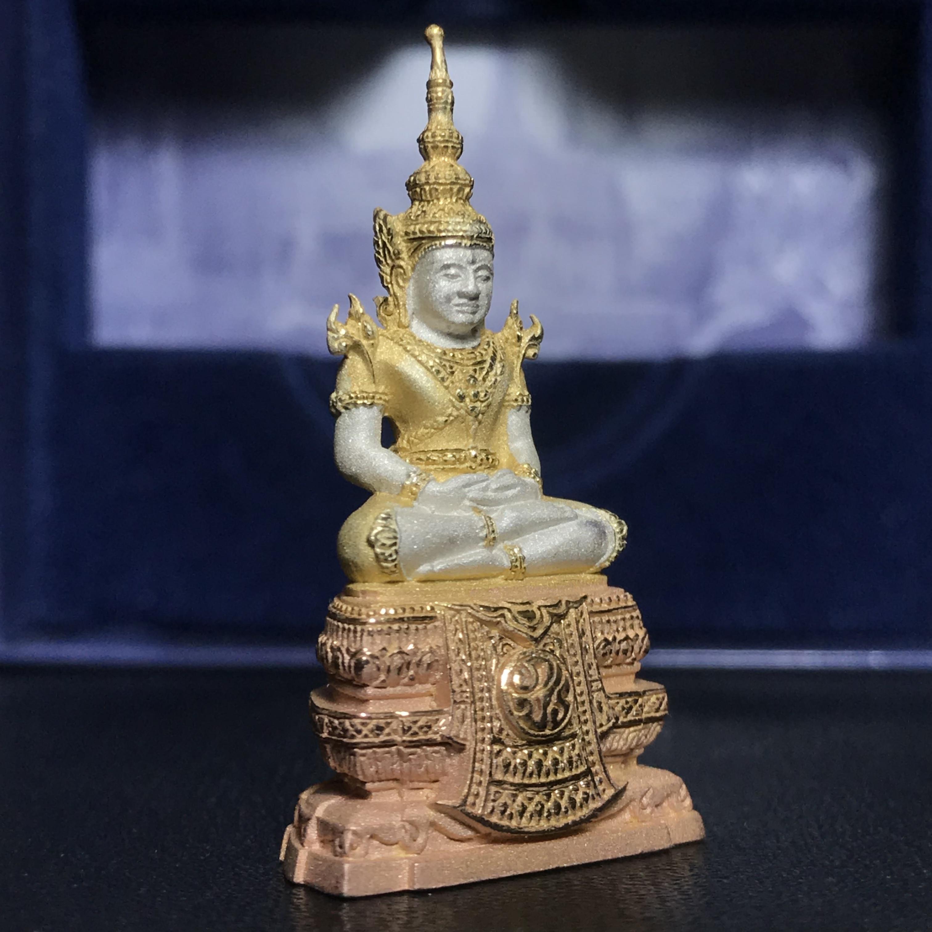 พระแก้วมรกต ภปร. ปี2547 จัดสร้างโดย รพ.ภูมิพลฯ เนื้อเงิน (3 กษัตริย์)ลอยองค์ หน้าตัก 1/2 นิ้ว(1ใน3000องค์)