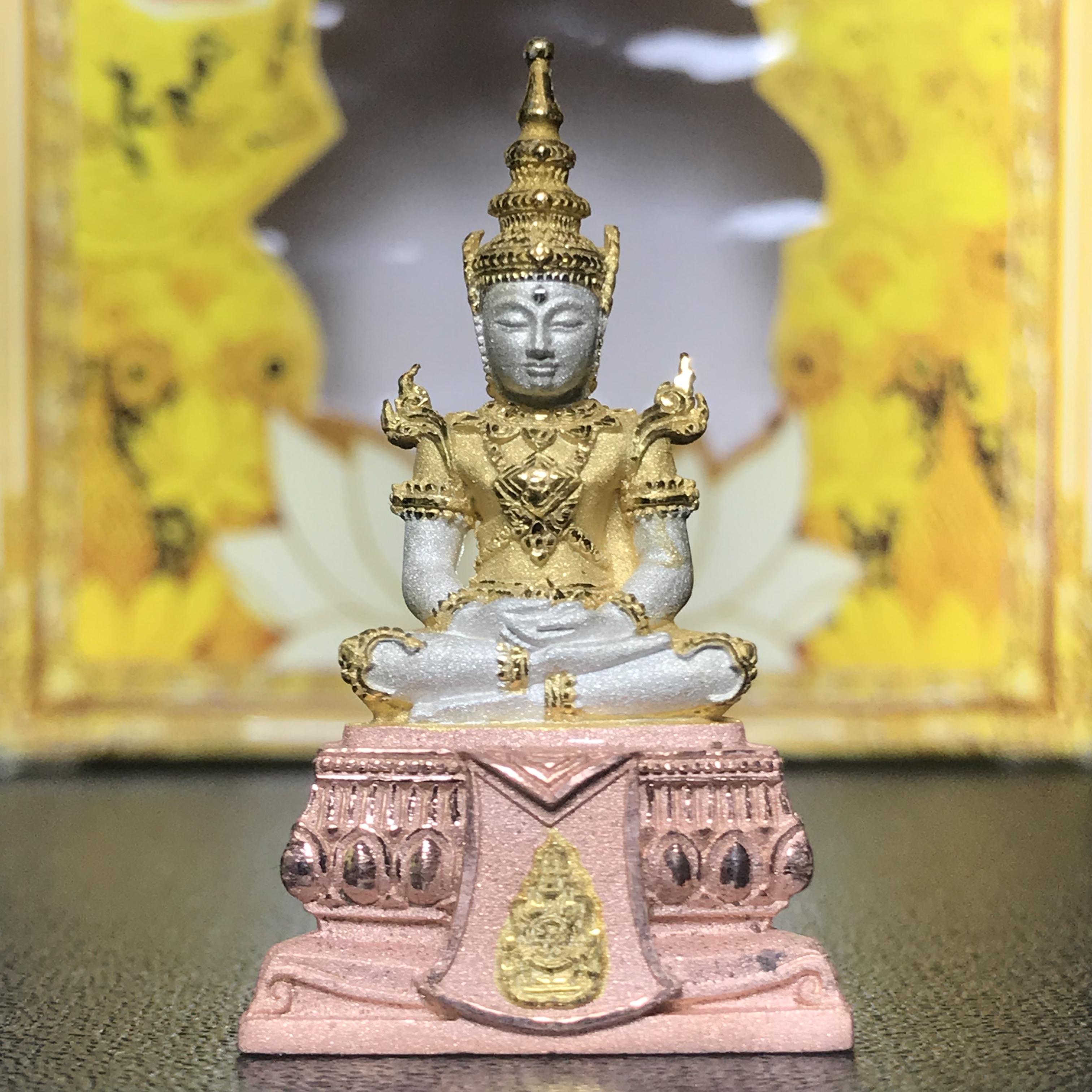 พระแก้วมรกต(จำลอง)ลอยองค์ ขนาดหน้าตัก 1/2 นิ้ว ทรงเครื่องฤดูร้อน เนื้อเงินสามกษัตริย์ ตราสัญลักษณ์ฉลองสิริราชสมบัติ ครบ 60 ปี พ.ศ.2549