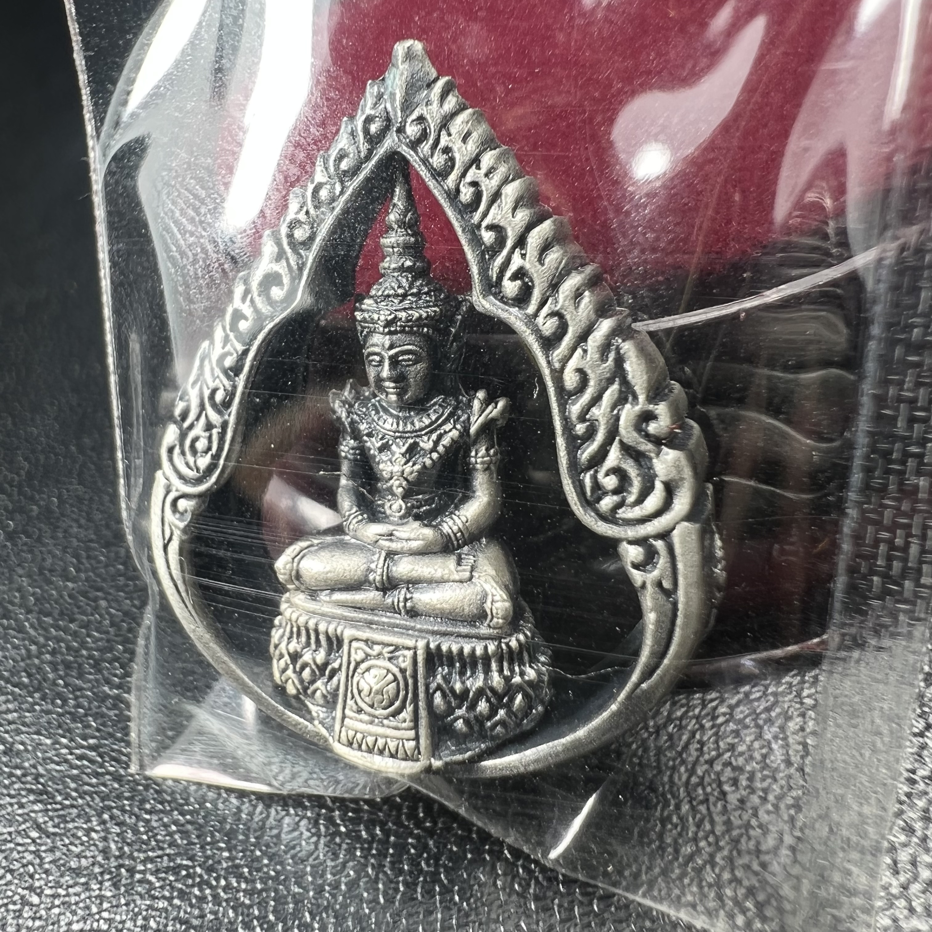 พระแก้วมรกต ภปร.(รุ่นแรก) ปี2545 รุ่นฉลองกรุงรัตนโกสินทร์ครบ 220 ปี พิมพ์ลอยองค์ทรงหยดน้ำ เนื้ออัลปาก้า ชุบเงินลงดำ ขนาด 18*27 มม. พร้อมครอบตั้งโชว์เดิม องค์พระซีนซองเดิม สวยครบสมบูรณ์