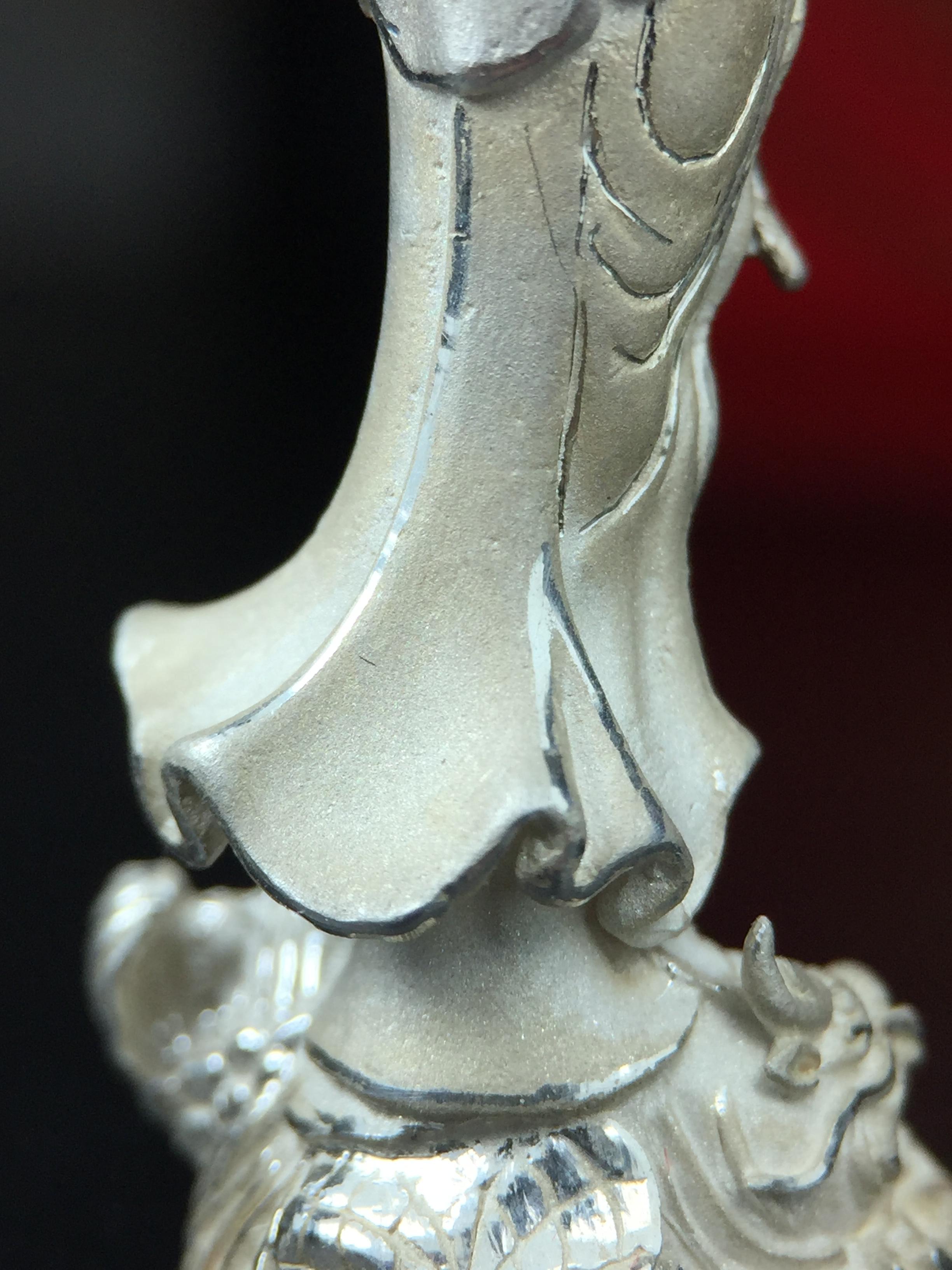 รูปหล่อลอยองค์ พระมหาโพธิสัตว์กวนอิม ทรงประทับมังกร เนื้อเงินพ่นทรายขัดเงาบางส่วน โครงการสร้าง พระศรีอริยะเมตตรัยมหาโพธิสัตว์ น้อมถวายพระบาทสมเด็จพระเจ้าอยู่หัว ทรงครองศิริราชสมบัติครบ 50 ปี มหาพุทธาภิเษก วันที่ 6 เมษายน 2540 วัดโพธิ์แมนคุณาราม กรุงเทพฯ