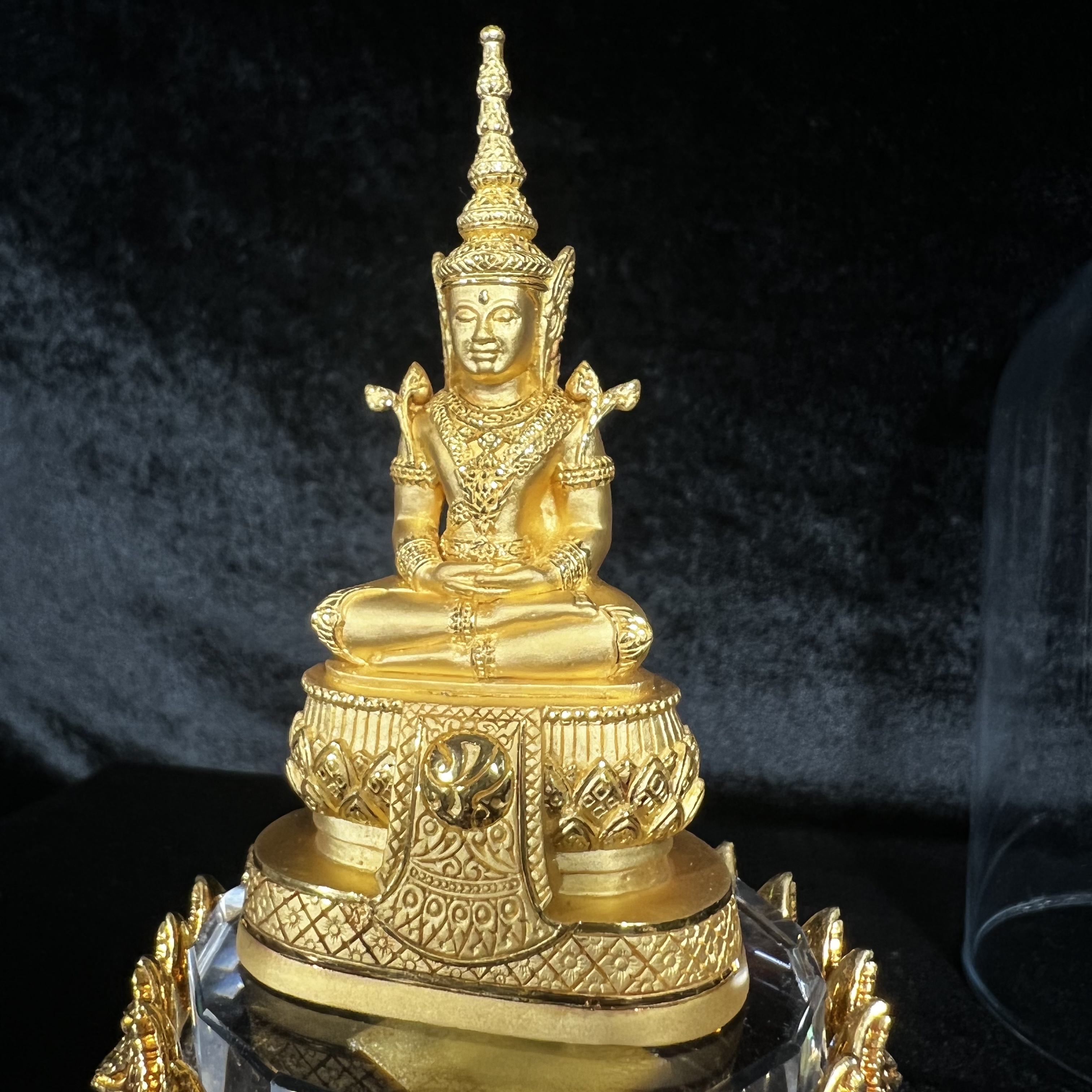 พระแก้วมรกต ภปร.(รุ่นแรก) ปี2545 รุ่นฉลองกรุงรัตนโกสินทร์ครบ 220 ปี หล่อลอยองค์ เนื้อทองคำบริสุทธิ์99.99% ขนาดบูชา 50*90 มม. พร้อมฐานวางครอบแก้วเดิม(สวยงามและหายากมาก)(1ใน1000องค์)