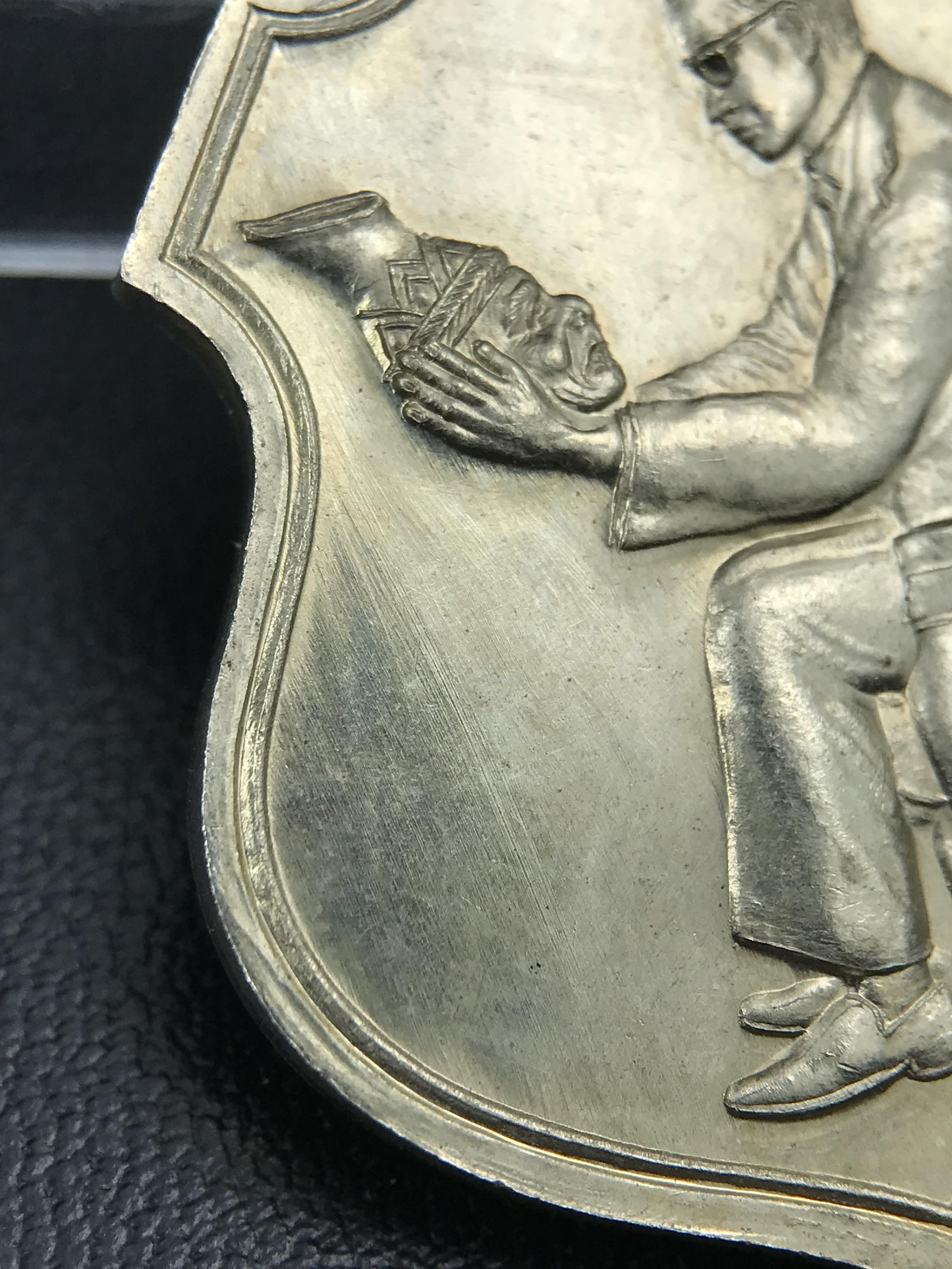 เหรียญครอบครูช่างหลวง(ในหลวงทรงดนตรี) เนื้ออัลปาก้า ปี 2550(หายาก)สุดยอดแห่งความหายากมีหมุนเวียนให้เห็นน้อยมากเป็นอีกหนึ่งรุ่นยอดนิยมของเสด็จพ่อร.9เหรียญนี้สวยมากผิวน้ำทองทั่วทั้งเหรียญ