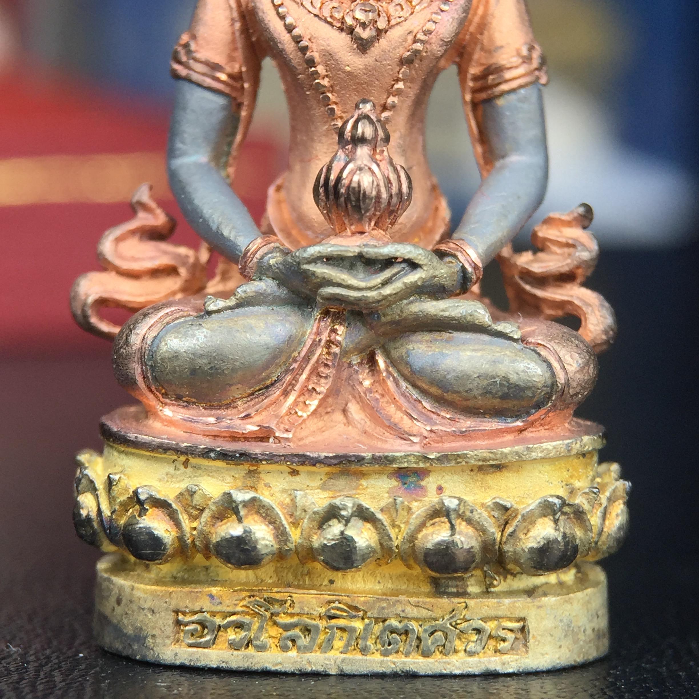 พระกริ่งอวโลกิเตศวร ( เจ้าแม่กวนอิม ) วัดโพธิ์แมนคุณาราม รุ่นอุดมโภคทรัพย์ พ.ศ.2539 เนื้อเงิน 3 กษัตริย์ พ่นทราย(ผิวเดิม ขึ้นสีรุ้งธรรมชาติ แบบนิยม เสน่ห์ของพระเนื้อเงิน) (พร้อมกล่องบรรจุการ์ดใบรับรองเดิมครบ) (อีกหนึ่งรุ่นยอดนิยม พุทธศิลป์สวยงดงาม)