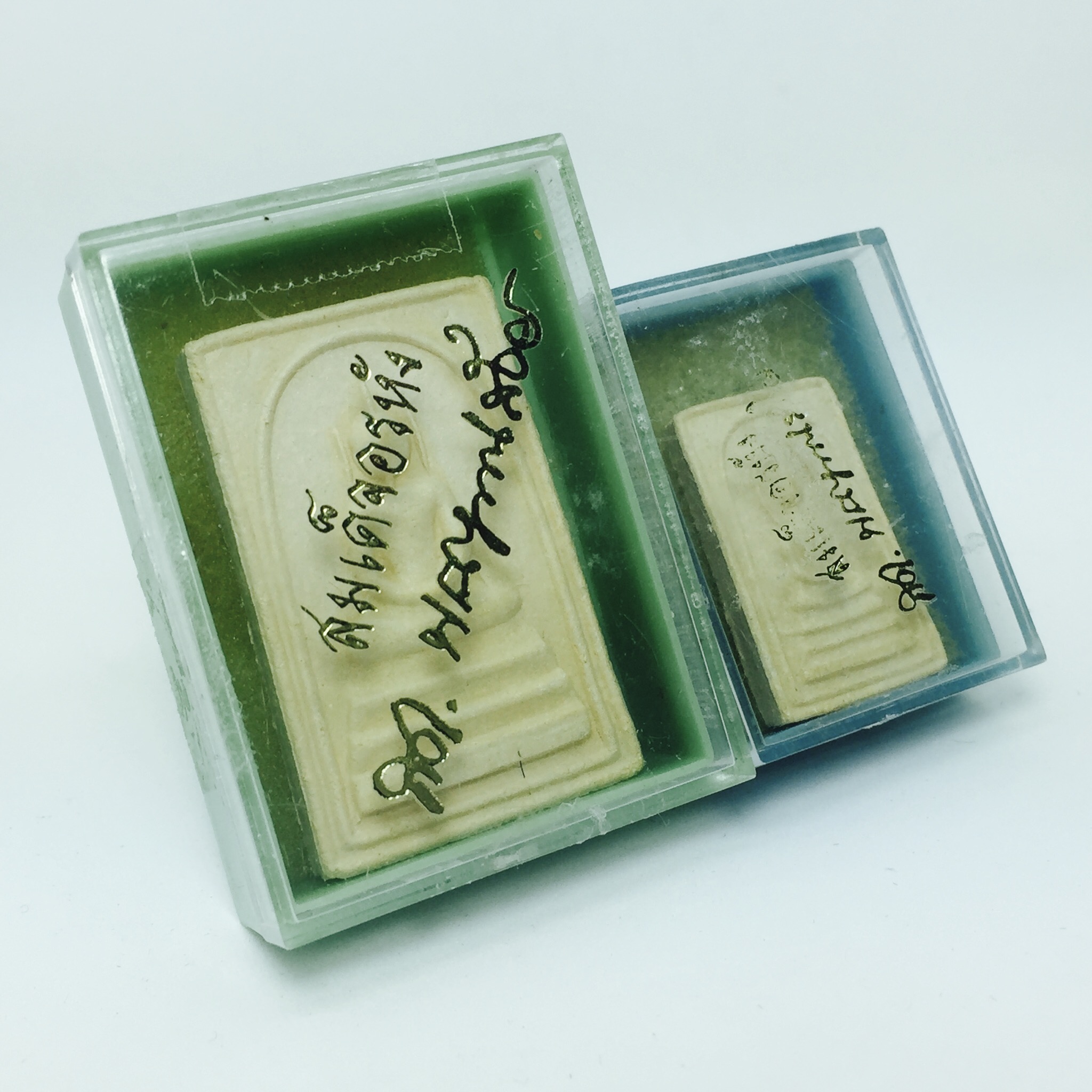 สมเด็จอรหัง ปี 19 หลังลายเซ็น สมเด็จพระญาณสังวร วัดบวรนิเวศวิหาร (ด้านหลังมีเส้นพระเกศาของพระสังฆราช) พิมพ์ใหญ่+พิมพ์เล็ก สภาพสวยมาก พร้อมกล่อง