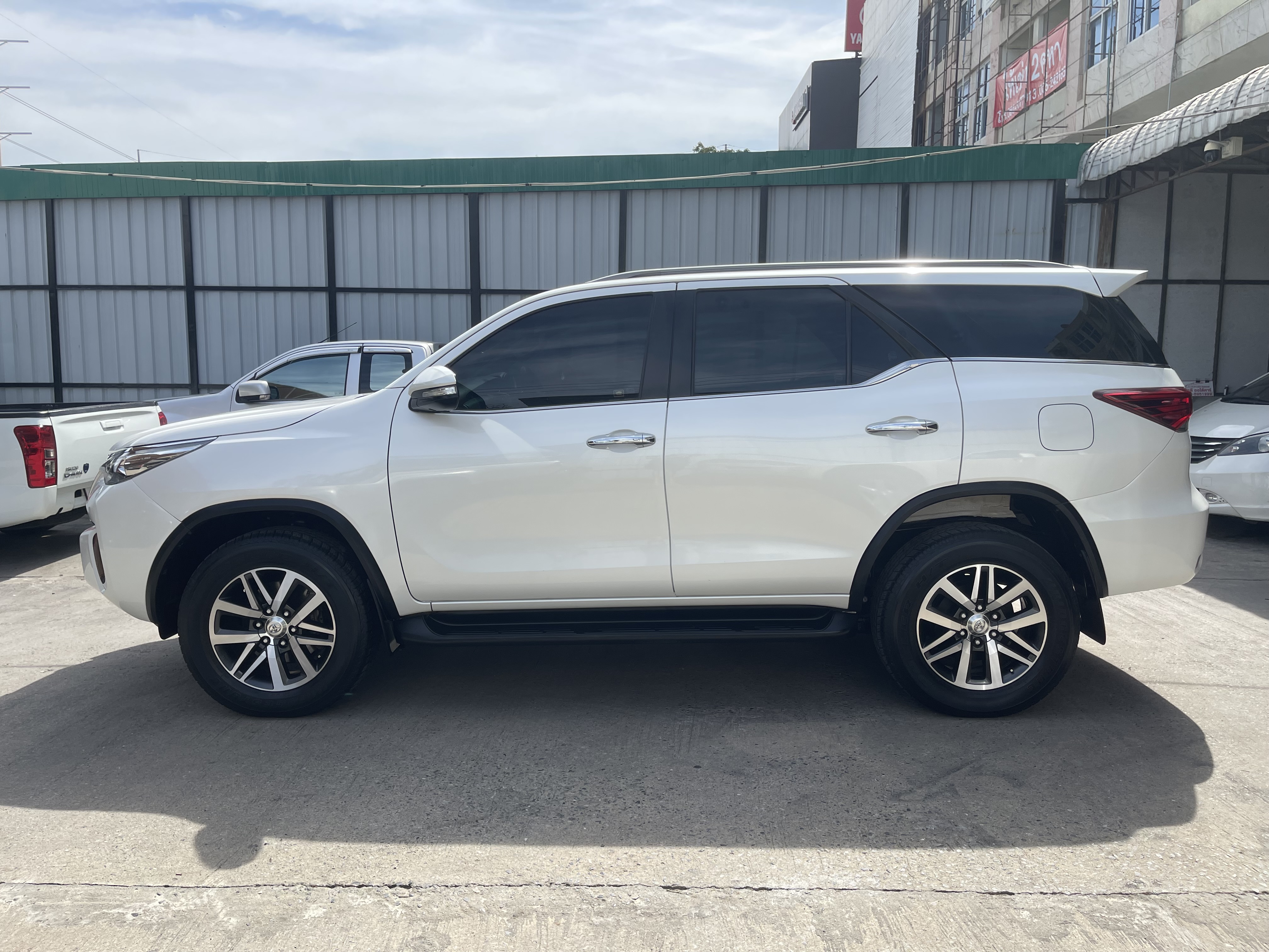 Toyota Fortuner 2.8 V 2WD At 2016 ขาวมุก