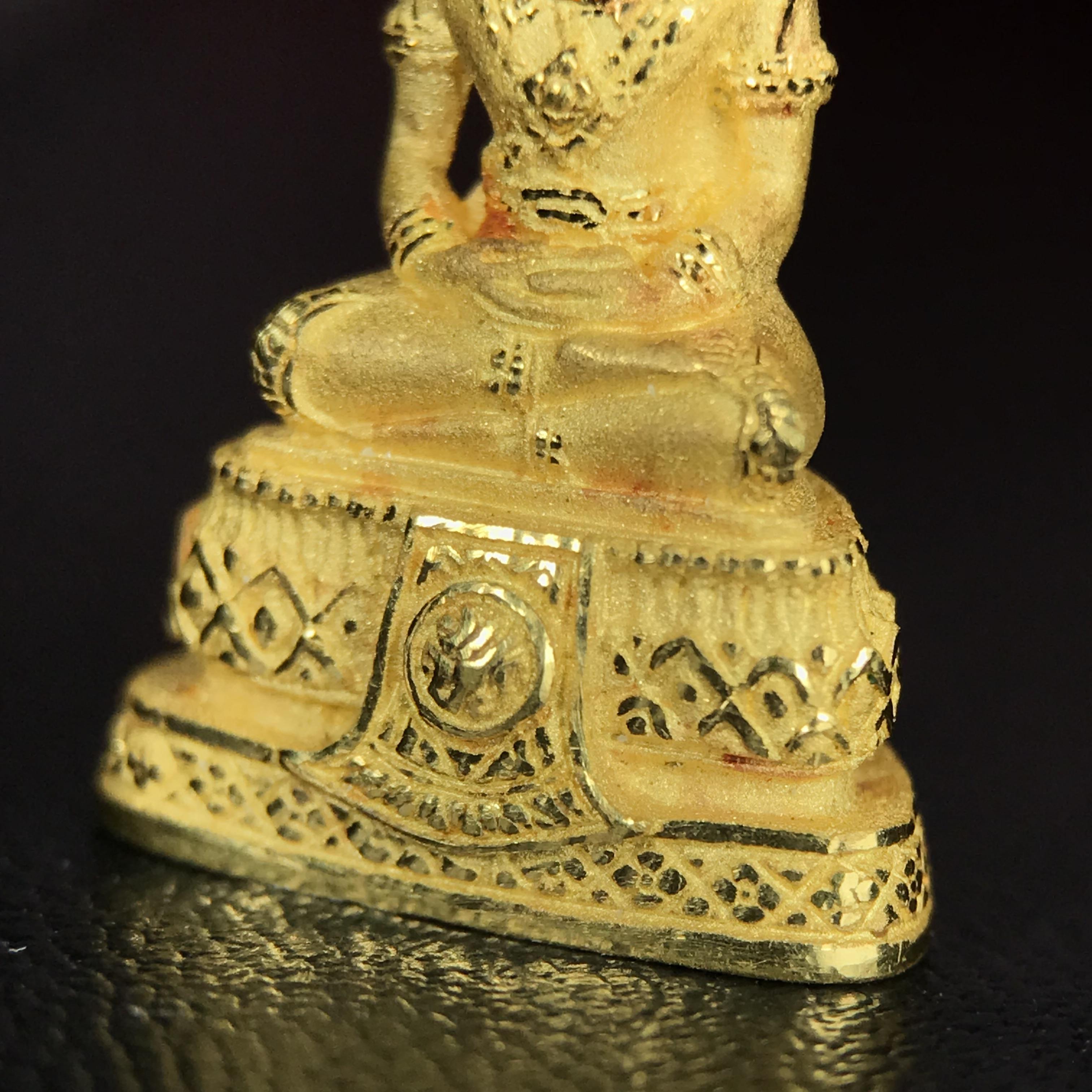 พระแก้วมรกต ภปร.(รุ่นแรก) ปี2545 จัดสร้างในมหาวโรกาส พระบาทสมเด็จพระเจ้าอยู่หัวรัชกาลที่ 9 ครบรอบ 75 พรรษา และฉลองกรุงรัตนโกสินทร์ครบ 220 ปี พิมพ์ลอยองค์เล็ก เนื้อทองคำบริสุทธิ์ 96.5%(6.5กรัม) ขนาด 10*19 มม. พร้อมกล่องเดิมสวยครบสมบูรณ์(1ใน2000องค์)หายาก