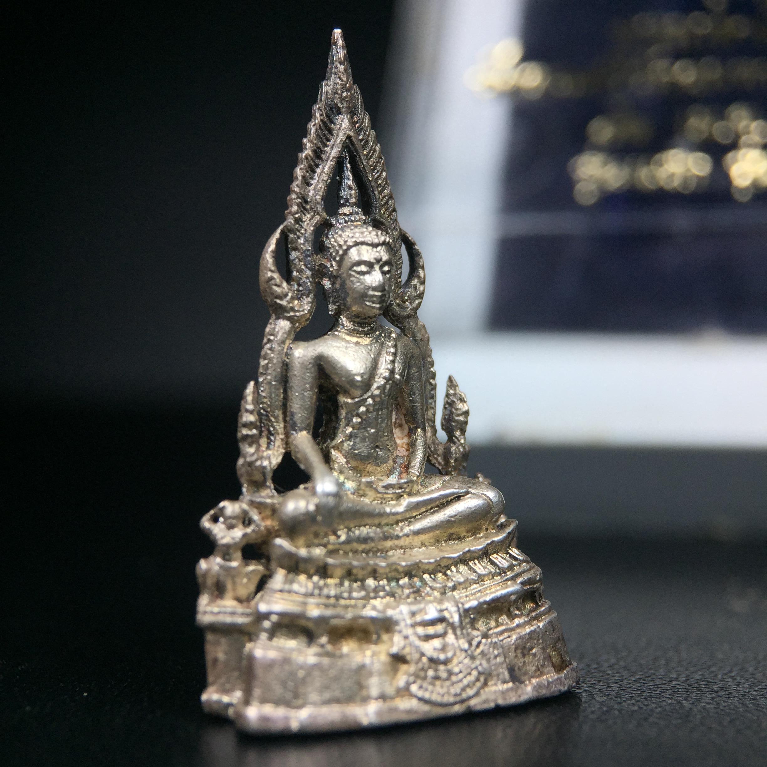 พระกริ่งพุทธชินราช รุ่นพระมาลาเบี่ยง ปี พ.ศ.2520 (รุ่นแรก รุ่นเดียว) วัดพระศรีรัตนมหาธาตุ พิษณุโลก ปี 2520 พิมพ์ใหญ่เนื้อเงิน(ผิวเดิมสวยติดรุ้งนิดๆผิวขึ้นน้ำทองสวยมีเสน่ห์ตามกาลเวลา)พิธีใหญ่ เกจิในยุคร่วมเสกมากมาย(องค์หมายเลขสวย เลขเบิ้น เลขคู่ ๕๕๓๓)