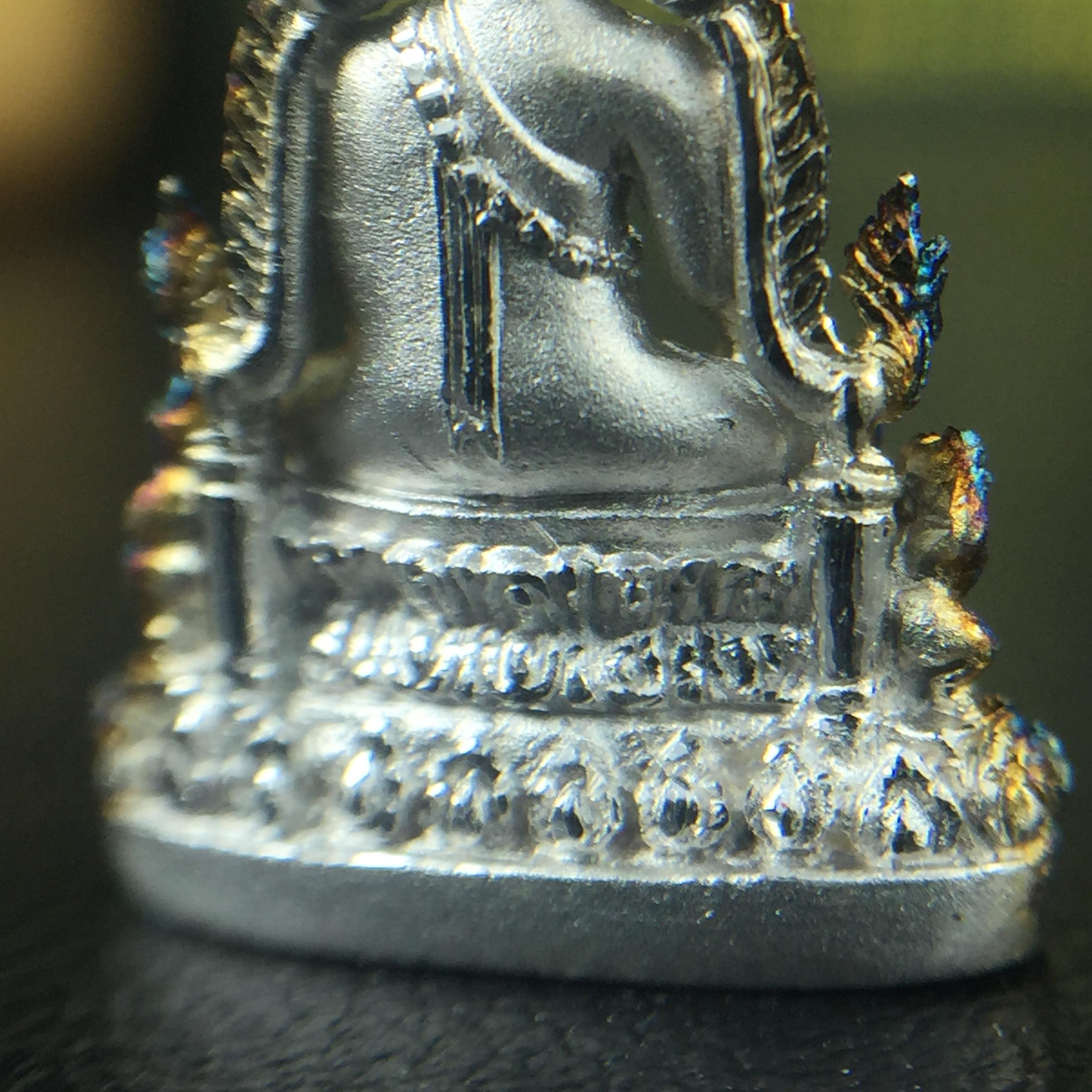 พระพุทธชินราช(จำลอง) ภปร. 84 พรรษา เนื้อเงินชุบทองคำขาว พิมพ์เล็กขนาดหน้าตัก 1/4 นิ้ว (สภาพผิวเดิมสวย ขึ้นสีรุ้งธรรมชาติ แบบนิยม)(พระราชทานมวลสาร จิตรลดาและเส้นพระเจ้า(เส้นผม))