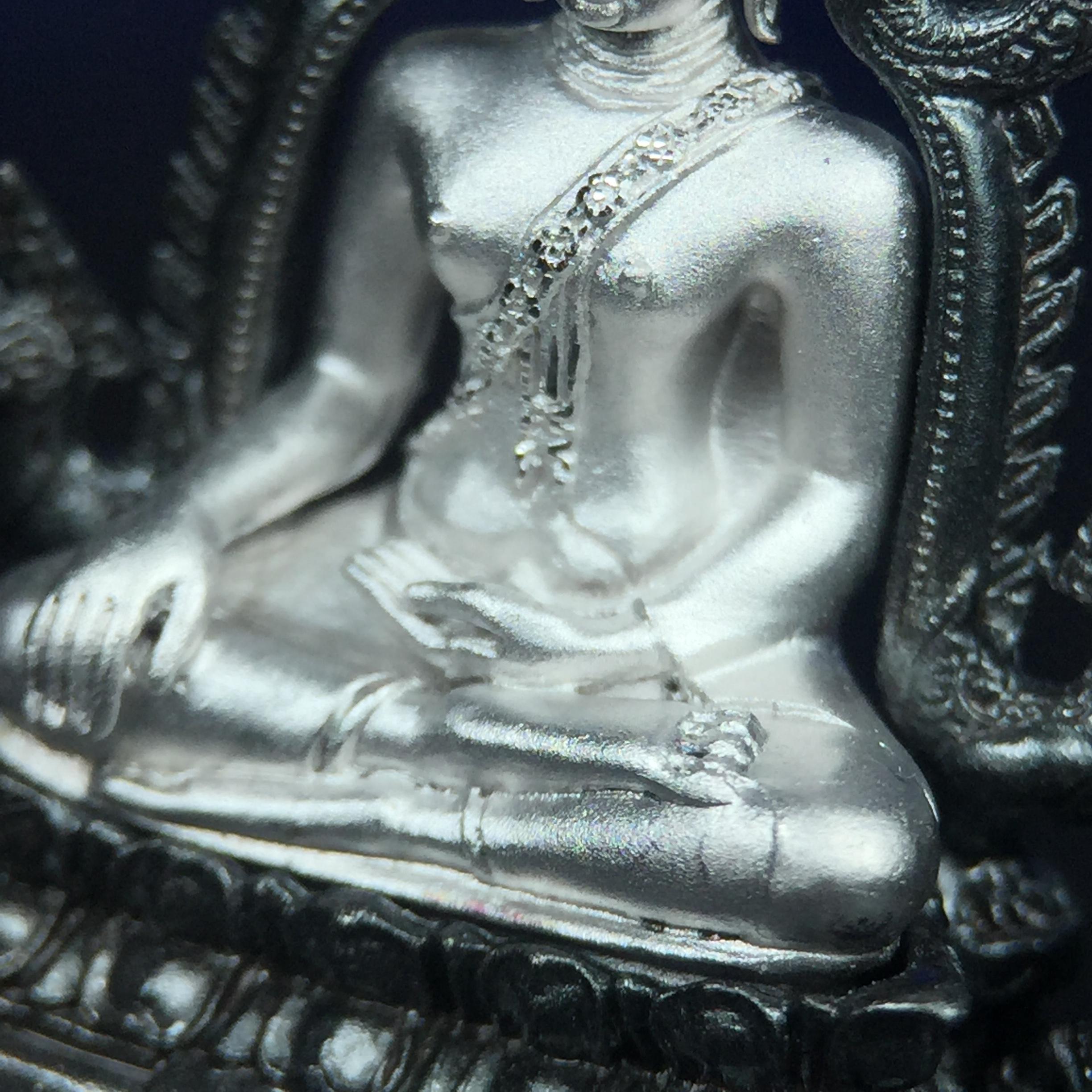 พระพุทธชินราช ภปร. โครงการ เพราะแผ่นดินนี้คือแผ่นดินเกิด เนื้อเงินชุบทองคำขาวซุ้มรมดำ ปี2551 ขนาดหน้าตัก1/2นิ้ว(3.5*2.5 ซม.) (สวยงามหายาก)1ใน 5000 องค์