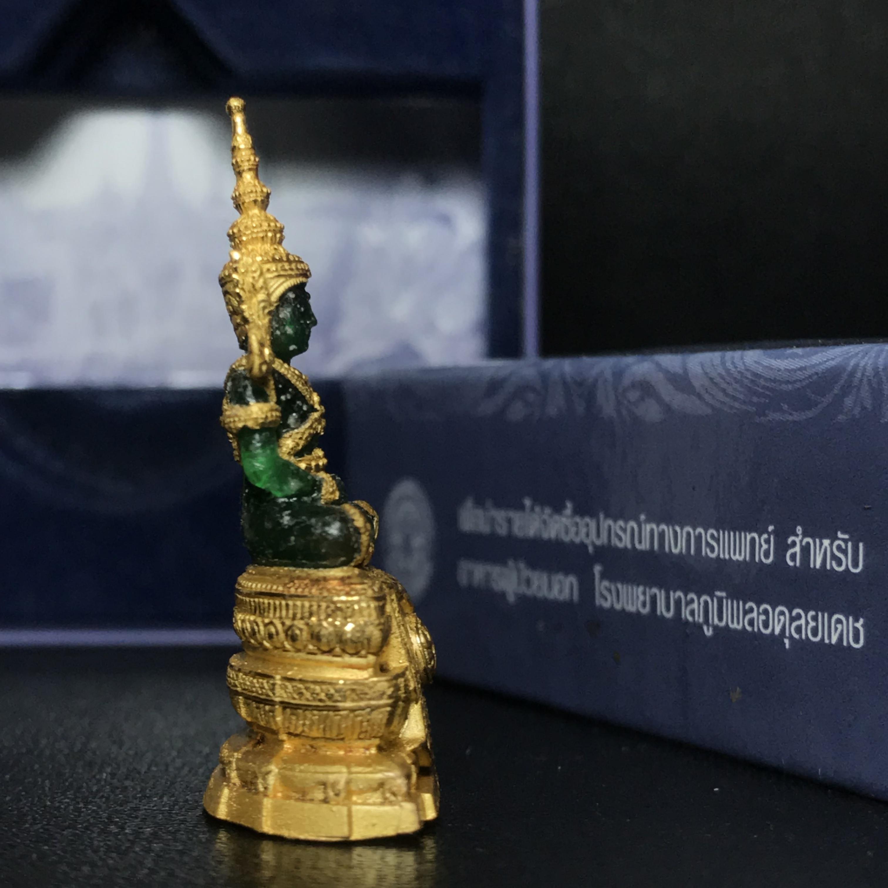 พระแก้วมรกต ภปร. ปี2547 จัดสร้างโดย รพ.ภูมิพลฯ เนื้อเรซิ่นหุ้มทองคำลอยองค์ หน้าตัก 1/2 นิ้ว