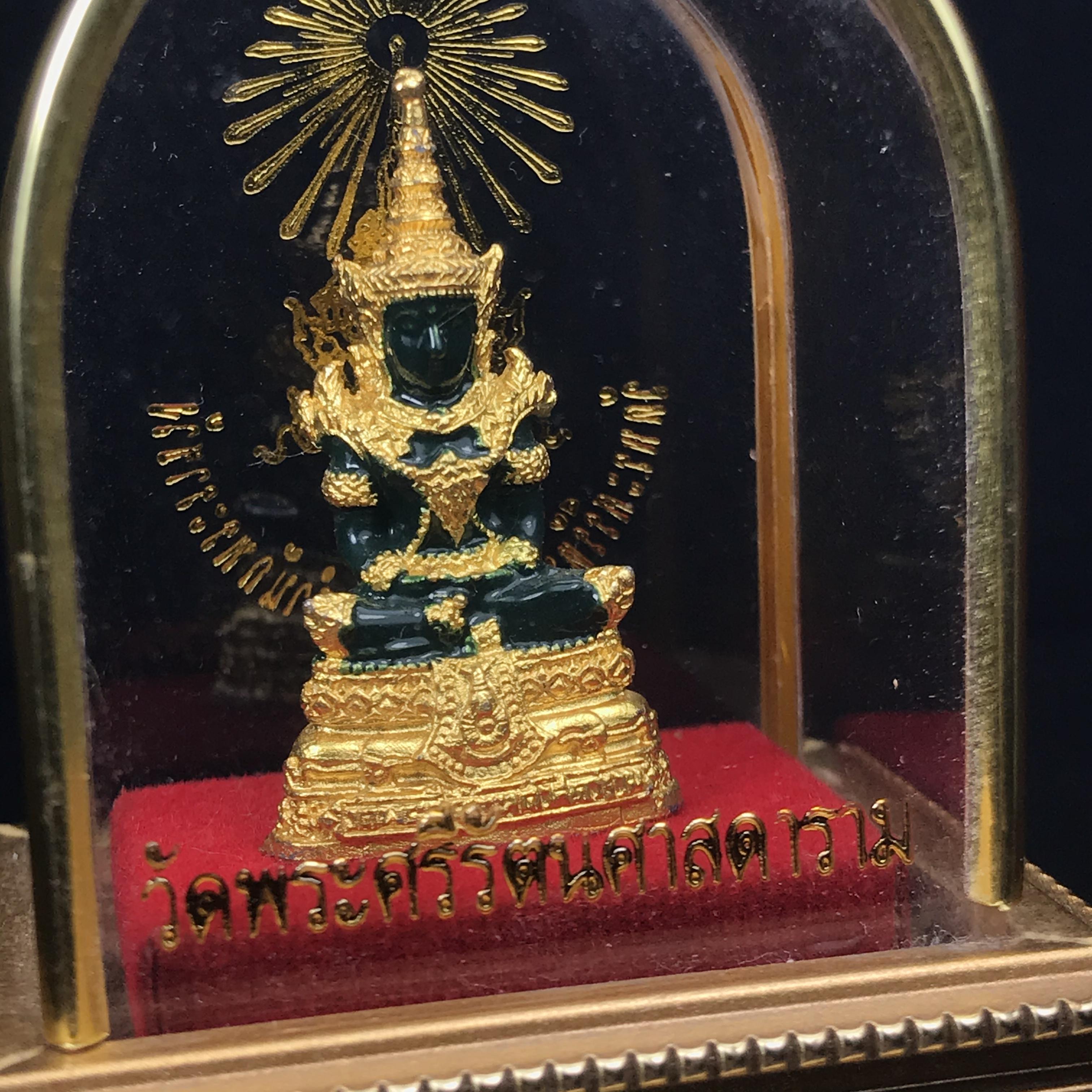 พระพุทธมหามณีรัตนปฏิมากร(พระแก้วมรกต) วัดพระศรีรัตนศาสดาราม สำนักพระราชวัง จัดสร้าง พิมพ์ฤดูร้อน หน้าตัก 1 นิ้วพร้อมครอบตู้เดิม(บรรจุมวลสารใต้ฐาน)