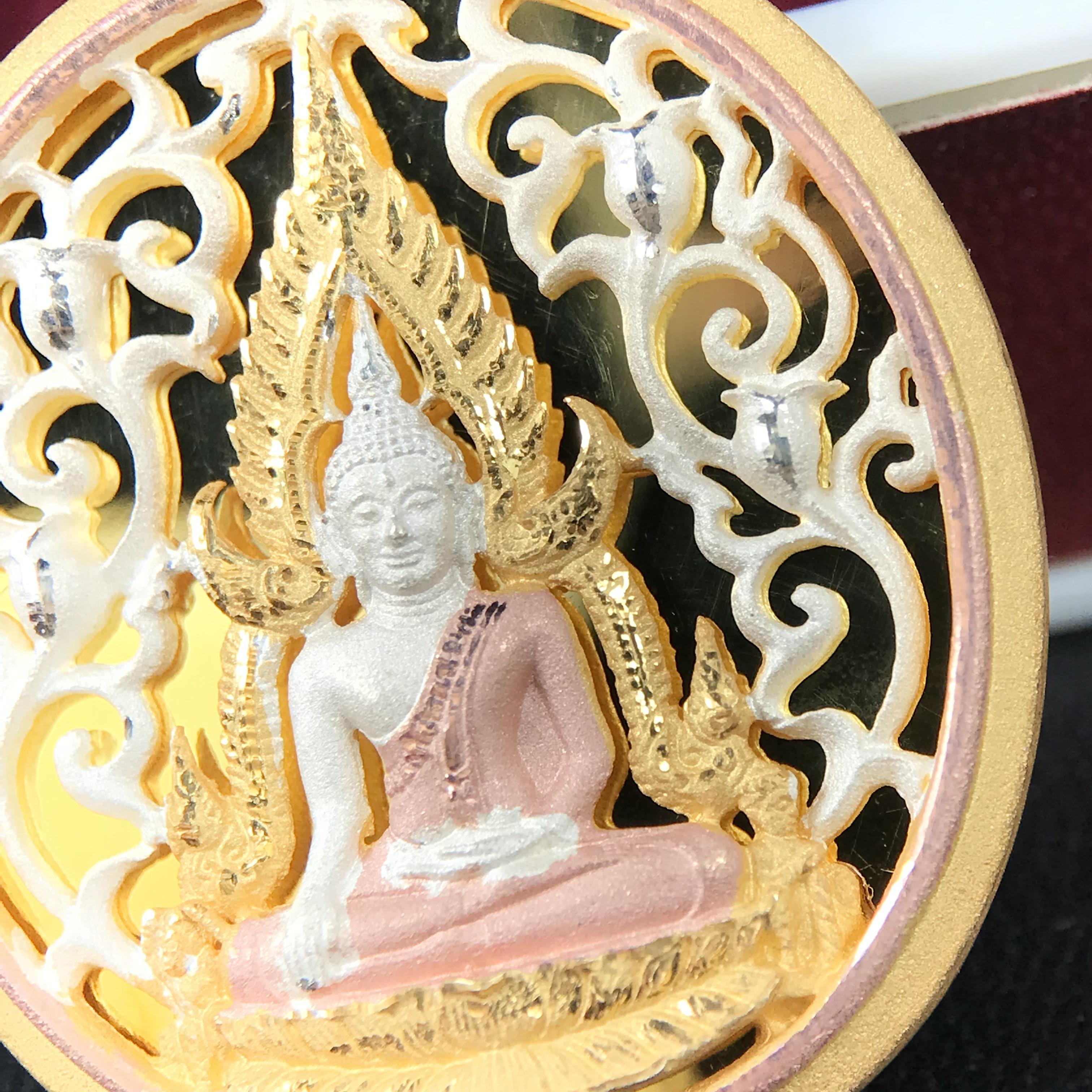 พระพุทธชินราช รุ่น ประวัติศาสตร์ มูลนิธิเพื่อตำรวจไทยจัดสร้าง ปี 2562 เนื้อเงินชุบสามกษัตริย์ขัดเงา พิมพ์เหรียญรูปไข่ฉลุลายไทย พิมพ์ใหญ่ พระพุทธชินราช แบบจิวเวอร์รี่(ขนาดสูง 2.9 ซม.)(สภาพสวยซีนซองเดิม กล่องบรรจุเดิมครบสมบูรณ์)(เลขเรียงสวย องค์หมายเลข 123)