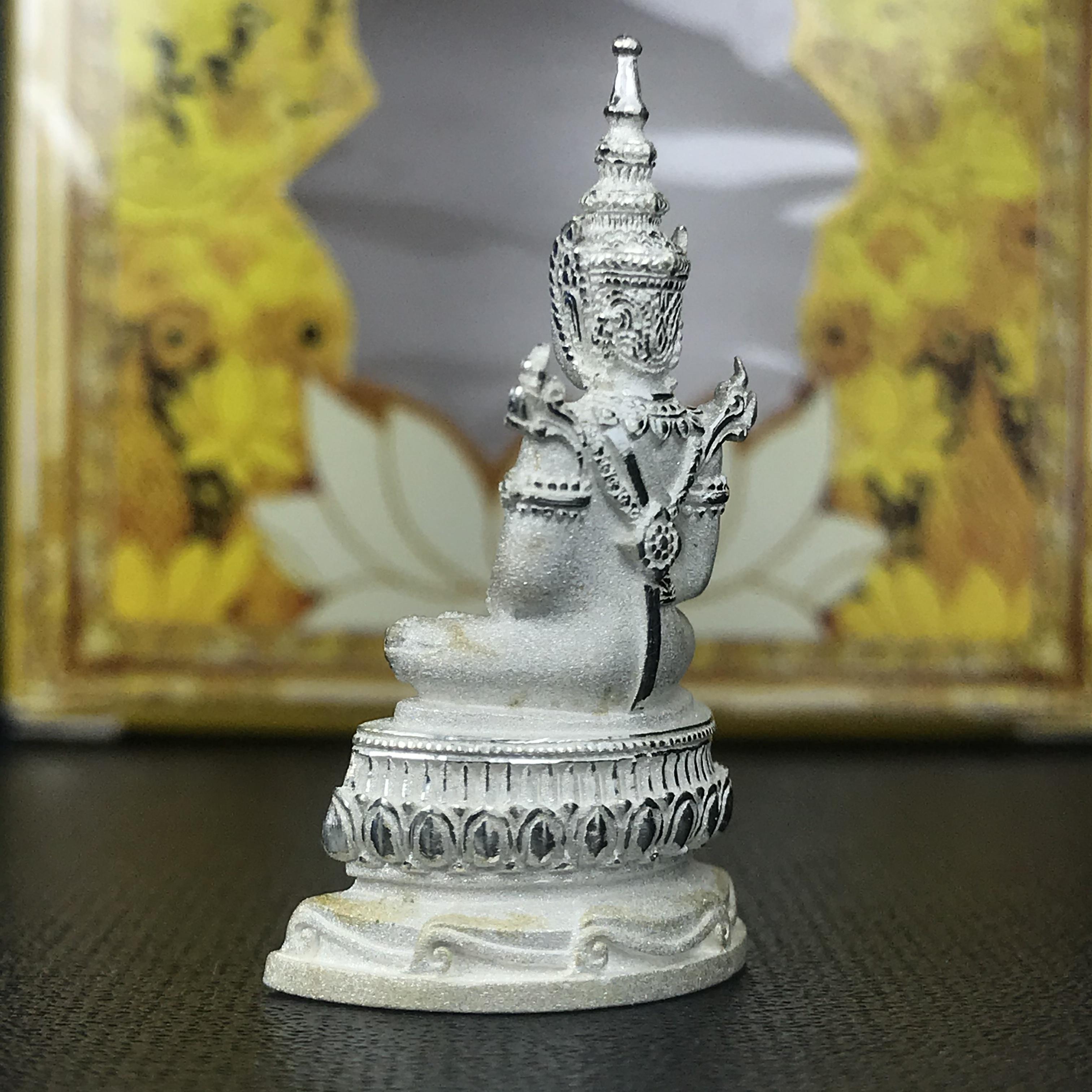 พระแก้วมรกต(จำลอง)ลอยองค์ ขนาดหน้าตัก 1/2 นิ้ว ทรงเครื่องฤดูร้อน เนื้อเงิน ตราสัญลักษณ์ฉลองสิริราชสมบัติ ครบ 60 ปี พ.ศ.2549(สภาพสวย ครบ สมบูรณ์))