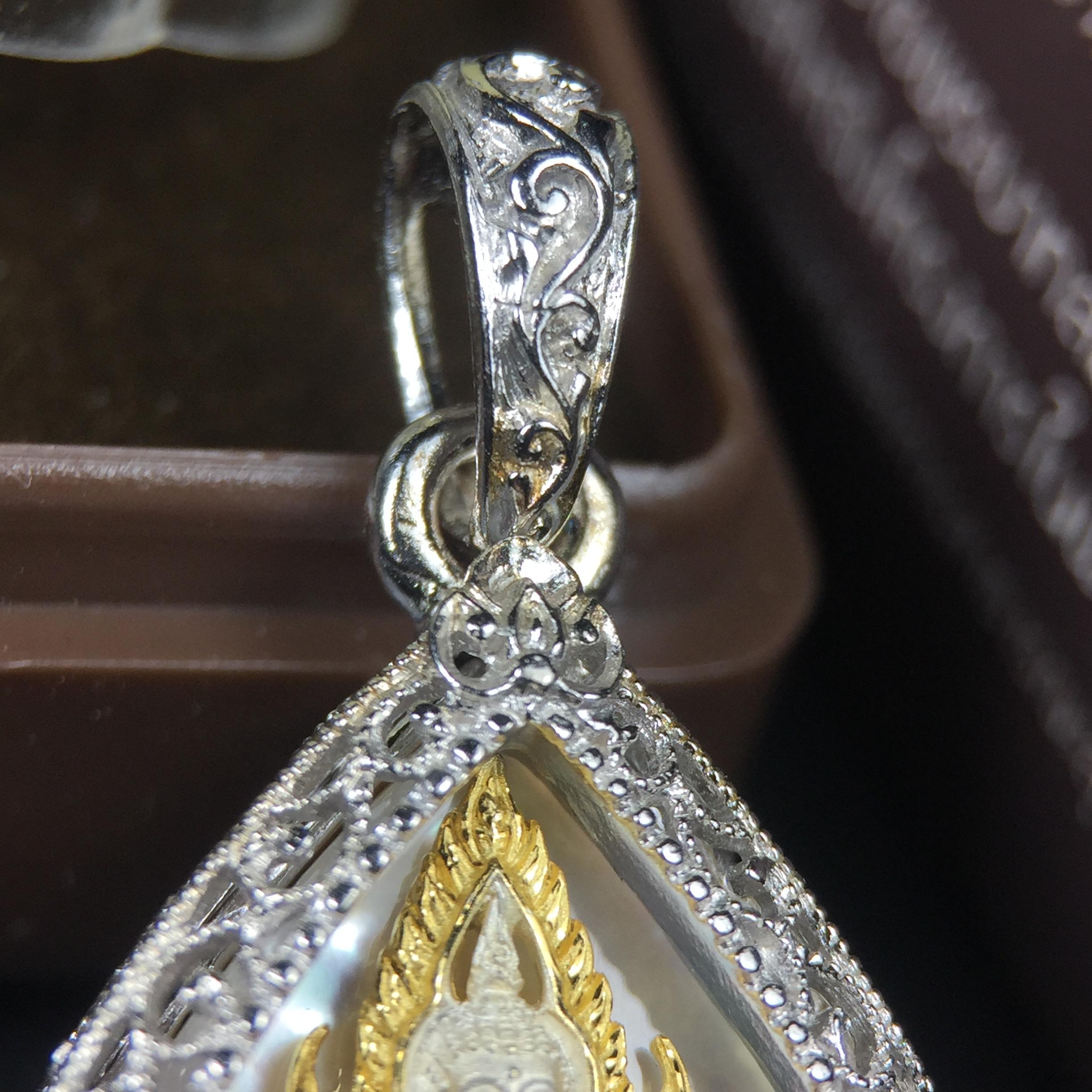 พระพุทธชินราช ภปร. โครงการ "เพราะแผ่นดินนี้ คือ แผ่นดินเกิด" ปี2548(รุ่นแรก) เหรียญทรงใบโพธิ์ ขนาด 21 x 29 มม. เนื้อเงินสามกษัตริย์ องค์พระชุบสามกษัตริย์ ล้อมด้วยกรอบเงินชุบทองคำขาวสลักเสลาเป็นลวดลายละเอียดอ่อน ส่วนพื้นองค์พระเป็นเปลือกหอยมุข