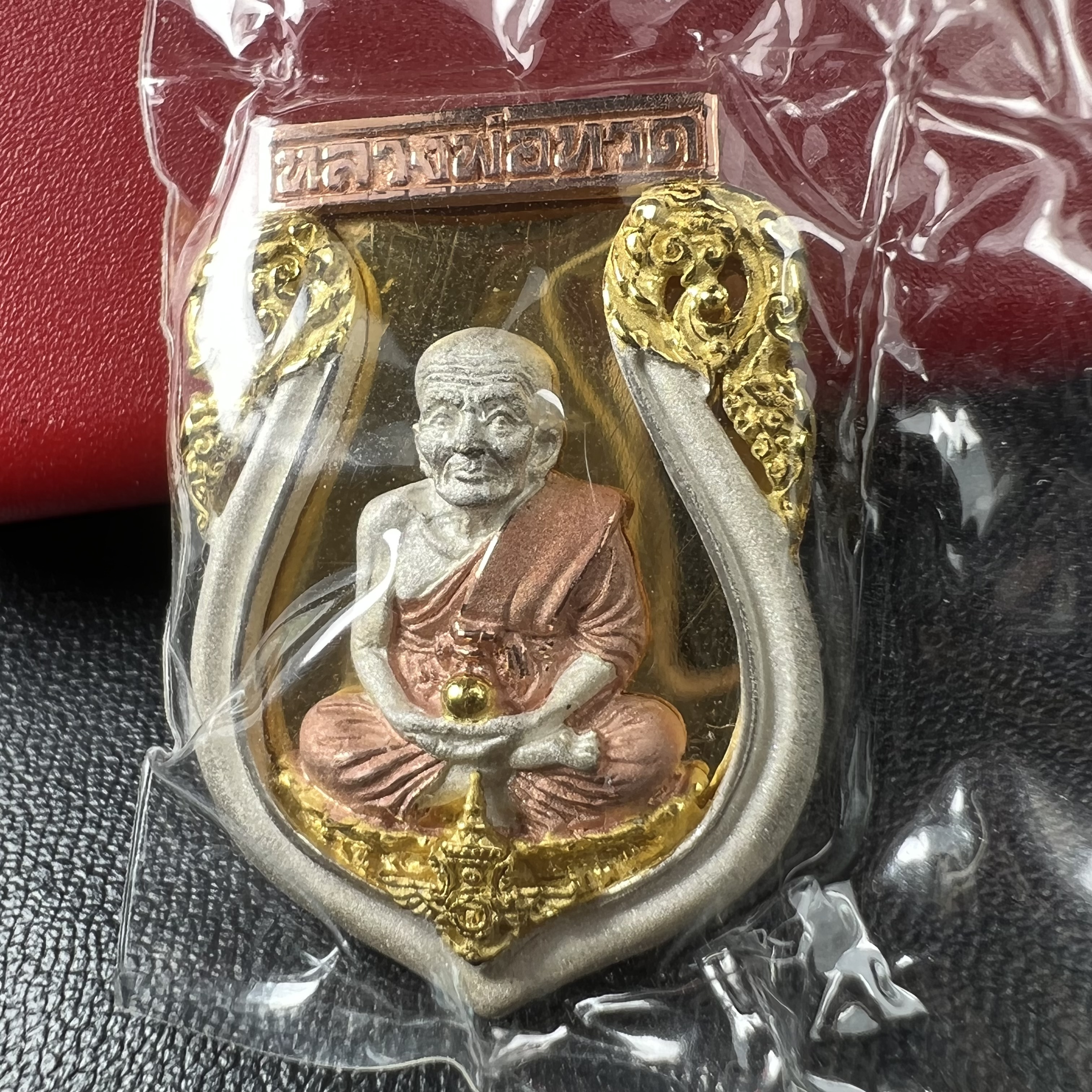 หลวงพ่อทวดเหยียบน้ำทะเลจืด รุ่นครบรอบกระทรวงกลาโหม 115 ปี พิธีปลุกเสก ณ มหาเจดีย์วัดพะโค๊ะ และบนเรือรบหลวงกองเรือยุทธการภาคที่ 2 กลางทะเล จังหวัดสงขลา ปี2545 เหรียญทรงเสมาเนื้อเงินสามกษัตริย์(ฉากพื้นหลังผิวกระจก) ตอกโค๊ตและหมายเลข ซีนซองเดิมกล่องบรรจุเดิม