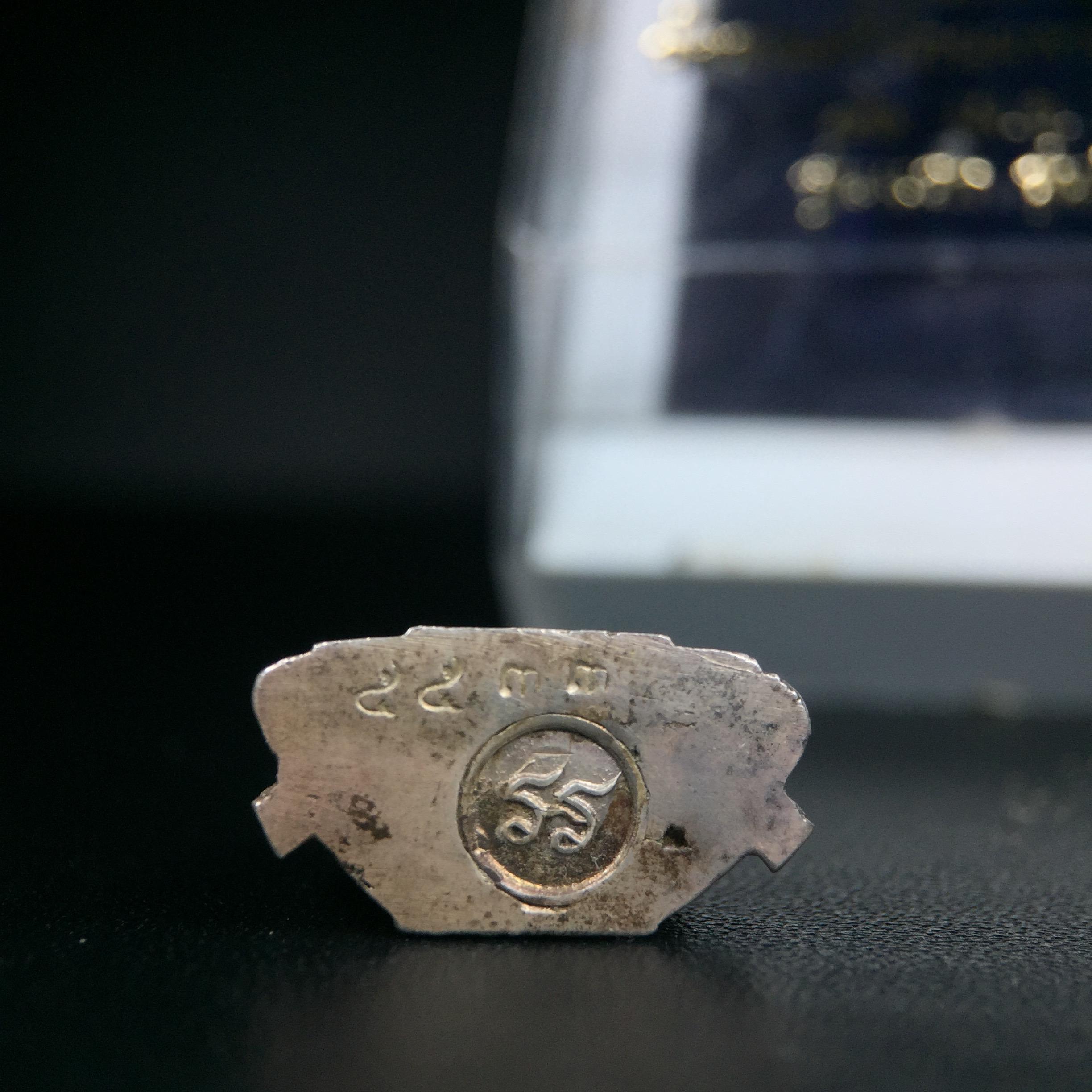 พระกริ่งพุทธชินราช รุ่นพระมาลาเบี่ยง ปี พ.ศ.2520 (รุ่นแรก รุ่นเดียว) วัดพระศรีรัตนมหาธาตุ พิษณุโลก ปี 2520 พิมพ์ใหญ่เนื้อเงิน(ผิวเดิมสวยติดรุ้งนิดๆผิวขึ้นน้ำทองสวยมีเสน่ห์ตามกาลเวลา)พิธีใหญ่ เกจิในยุคร่วมเสกมากมาย(องค์หมายเลขสวย เลขเบิ้น เลขคู่ ๕๕๓๓)