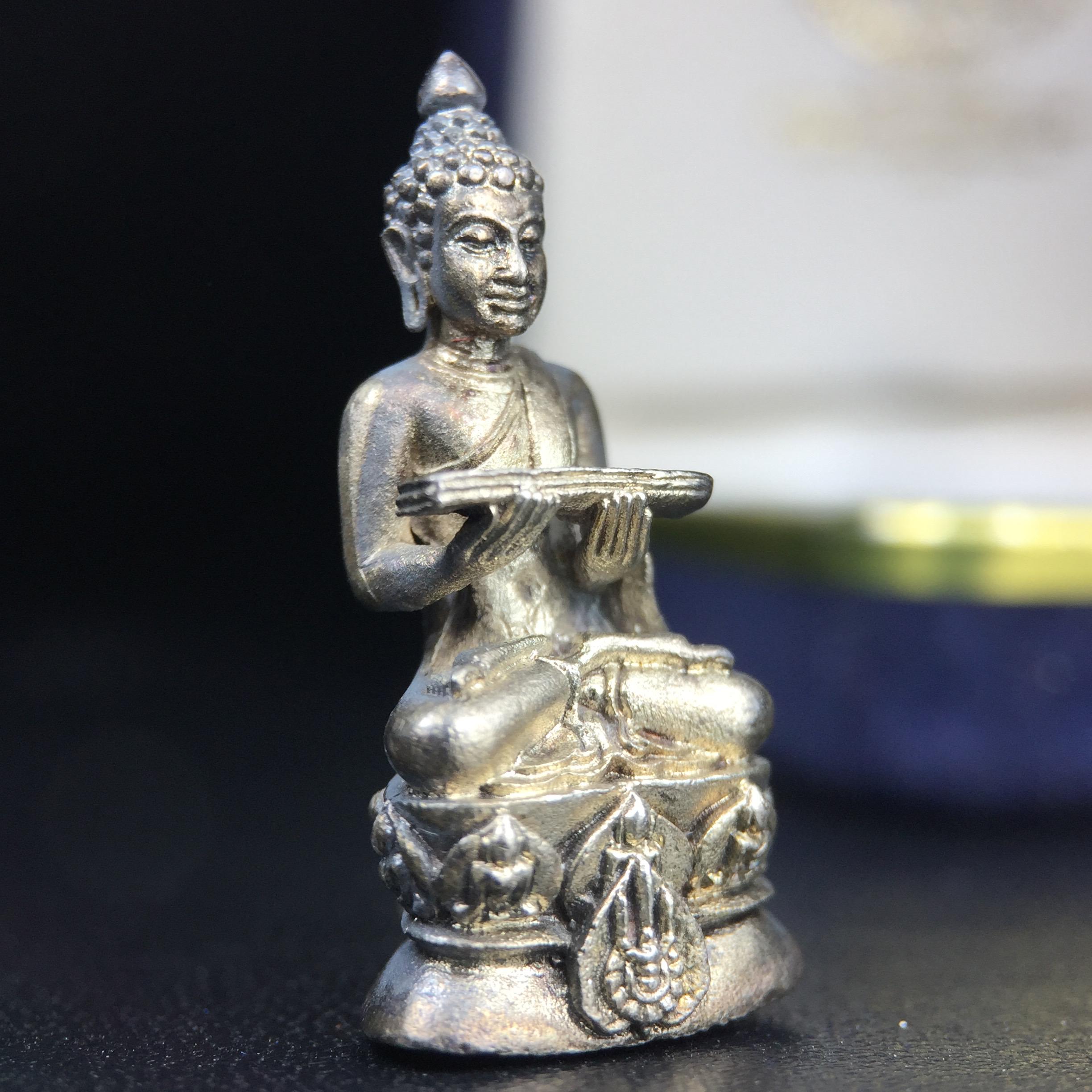 พระกริ่งปรมานุชิตชิโนรส วัดพระเชตุพนวิมลมังคลาราม(วัดโพธิ์) ปี2533 เนื้อเงิน ( ในหลวงรัชกาลที่9เสด็จเททอง)พิธีใหญ่ งดงามด้วยพุทธศิลป์เปี่ยมด้วยพุทธคุณ อีกหนึ่งรุ่นที่แนะนำสะสมบูชา