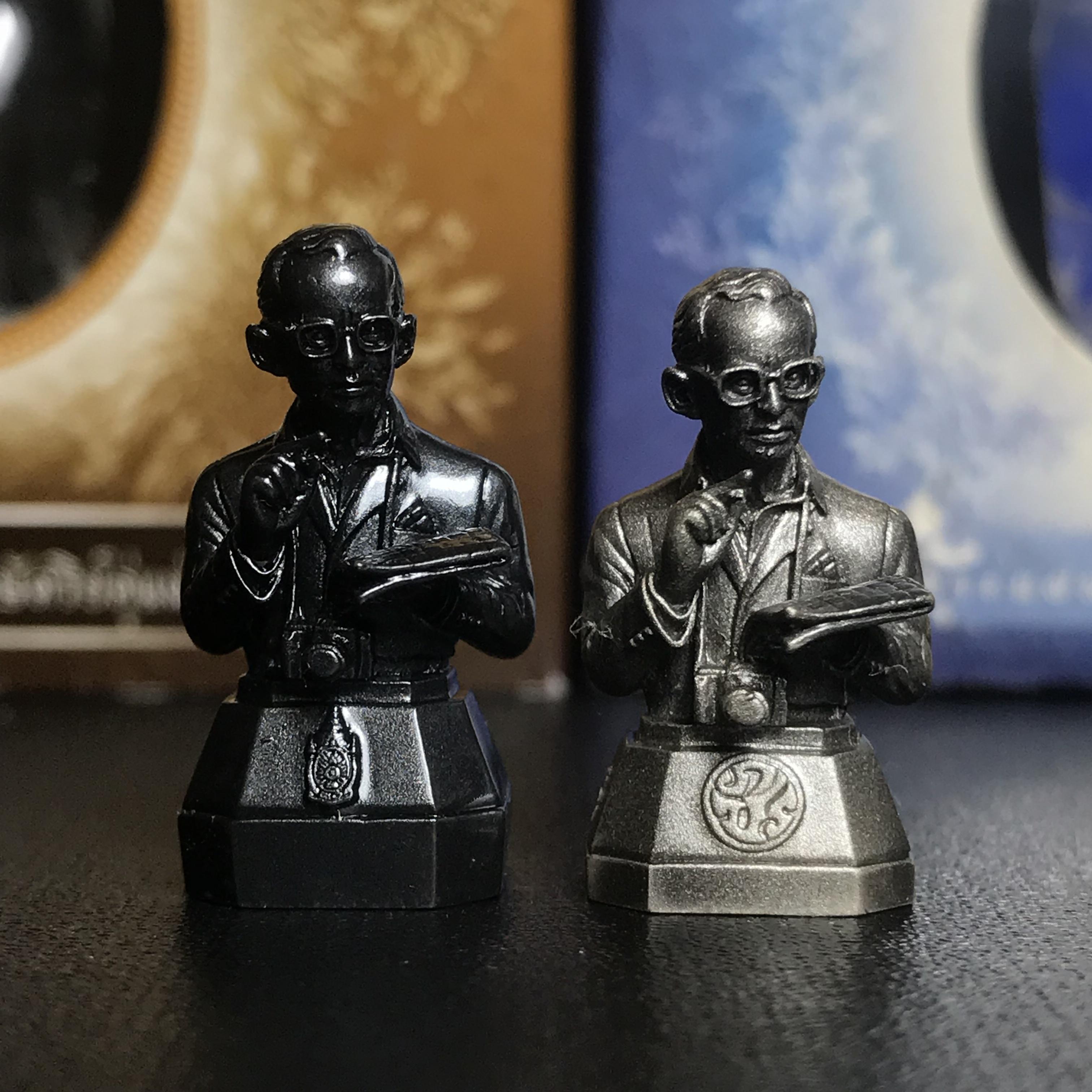 พระบรมรูปพระบาทสมเด็จพระเจ้าอยู่หัว(ทรงงาน)ตราสัญลักษณ์ 80 พรรษา รุ่นเย็นศิระเพราะพระบริบาลปี2550 เนื้อนวโลหะ+พระบรมรูปพระบาทสมเด็จพระเจ้าอยู่หัว(ทรงงาน)ตรา ภ.ป.ร. รุ่นเพราะแผ่นดินนี้คือแผ่นดินเกิด ปี2551 ขนาดสูง 1 นิ้ว เนื้อบรอนซ์ชุบเงินรมดำ(รวม2องค์)