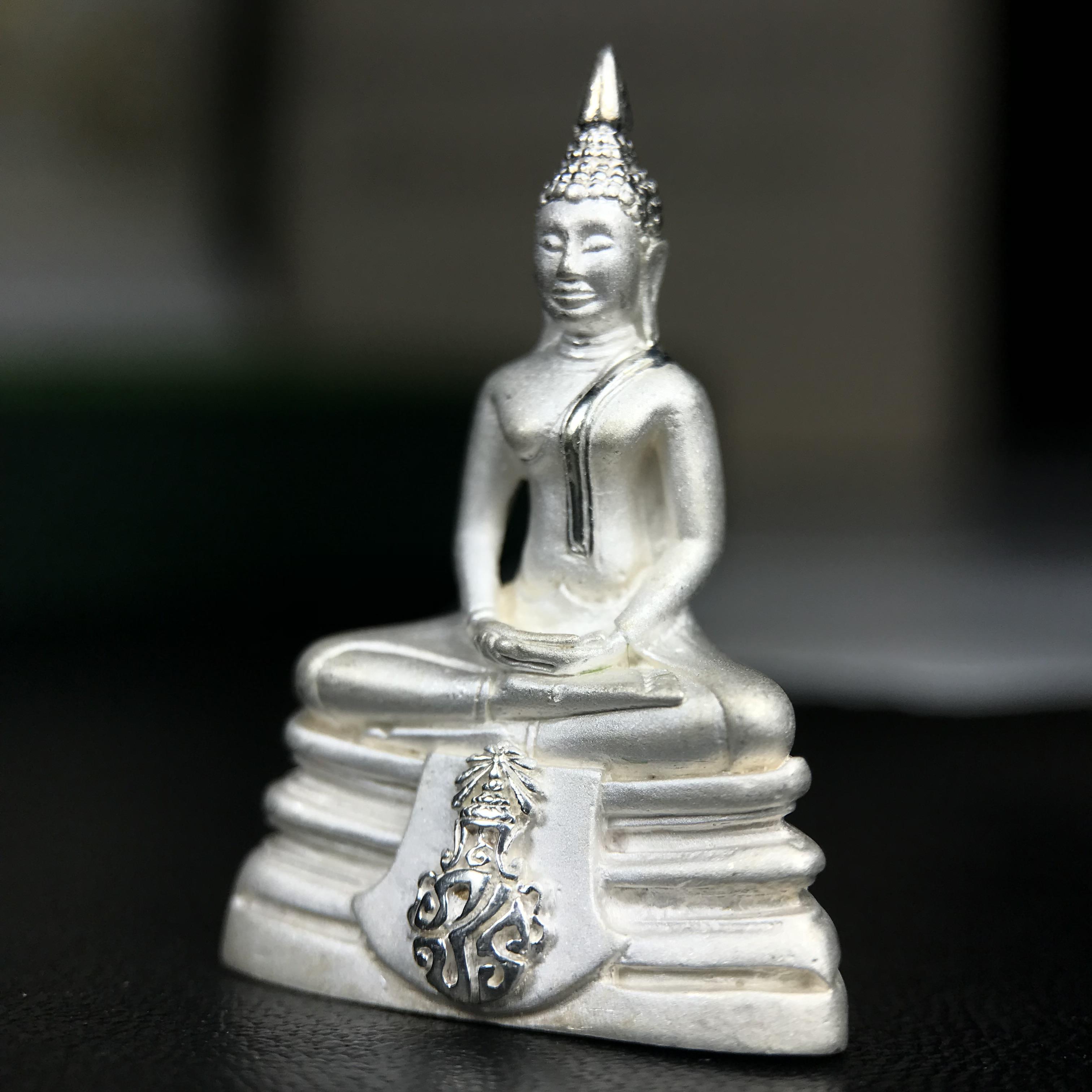 พระพุทธโสธร ภปร. รุ่นย้อนยุค สร้างพระอุโบสถ สมาคมชาวฉะเชิงเทรา จัดสร้าง ปี 2539 วโรกาสครองสิริราชสมบัติครบ 50 ปี เนื้อเงินทรายนวลขัดเงาบางส่วน พร้อมกล่องบรรจุและใบรับรองเดิม