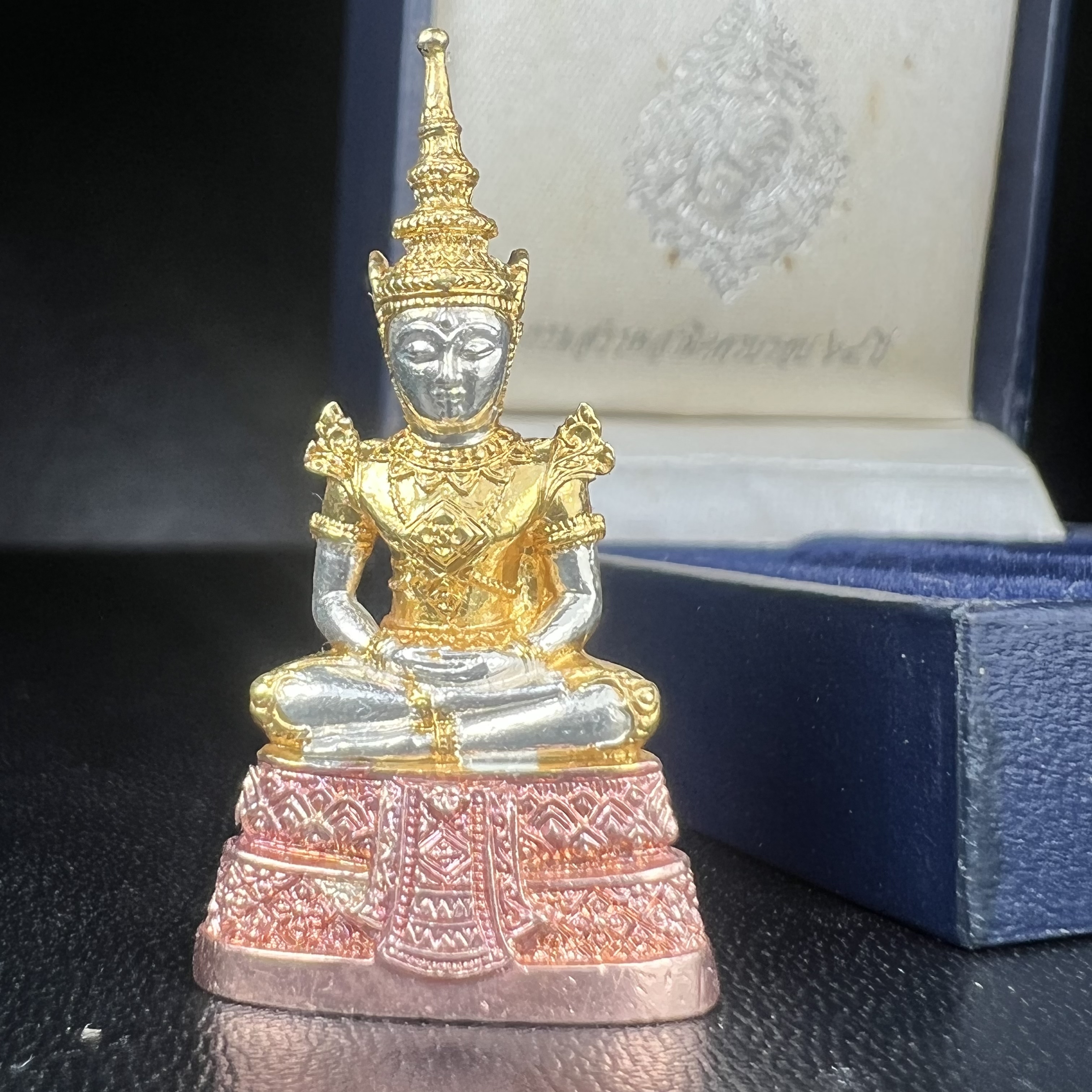 พระแก้วมรกต กรมสรรพสามิตจัดสร้างขึ้นเนื่องในโอกาสครบรอบ 64 ปีของกรมสรรพสามิต และเนื่องในวโรกาสที่พระบาทสมเด็จพระเจ้าอยู่หัวทรงครองราชย์ครบ 50 ปีในปีกาญจนาภิเษก เมื่อ พ.ศ.2539 เนื้อเงินรมดำขัดเงา(ชุบสามกษัตริย์ใหม่)พร้อมกล่องบรรจุเดิม