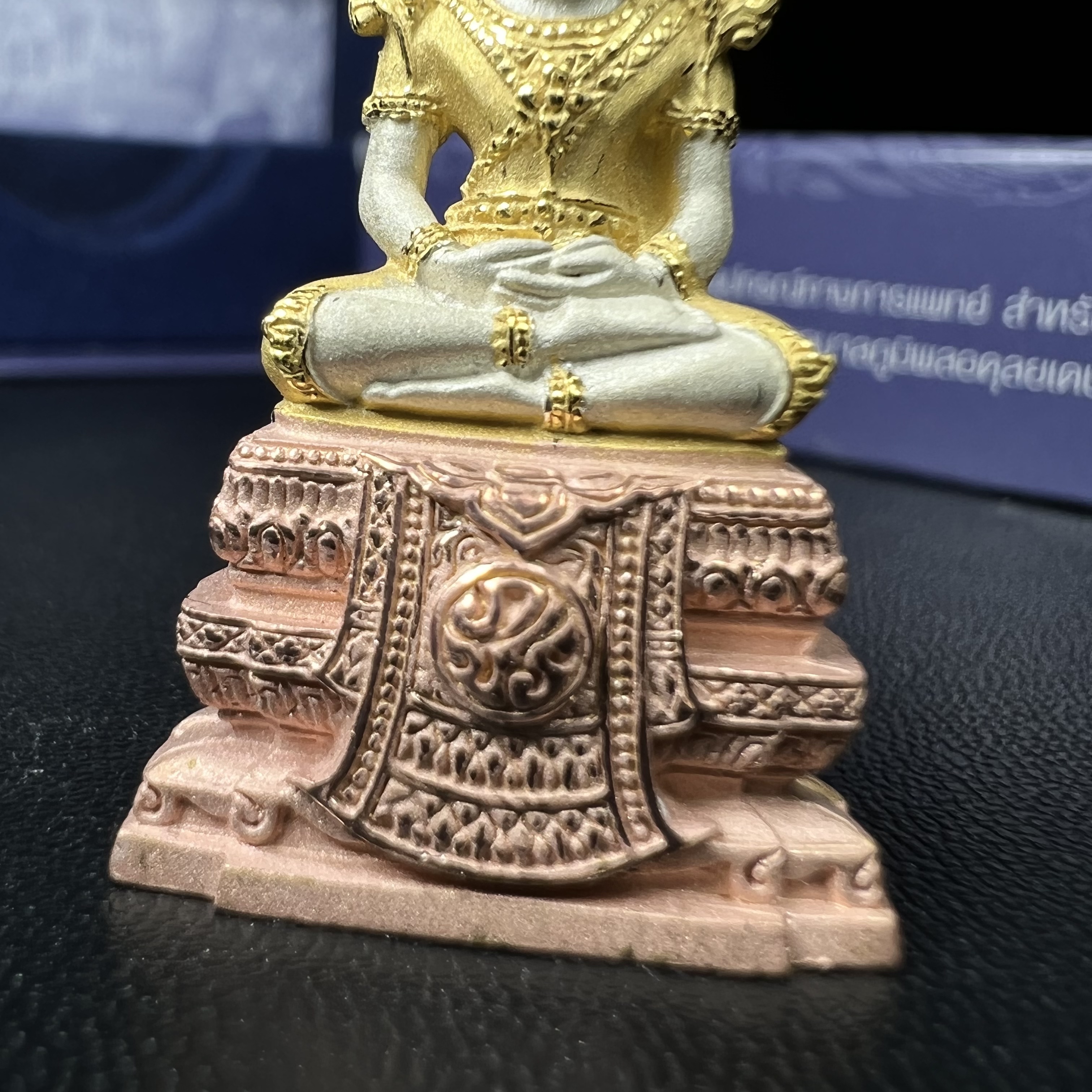 พระแก้วมรกต ภปร. ปี2547 จัดสร้างโดย รพ.ภูมิพลฯ เนื้อเงิน (3 กษัตริย์)ลอยองค์ หน้าตัก 1/2 นิ้ว งดงามทรงคุณค่าอีกหนึ่งรุ่นยอดนิยม หายาก