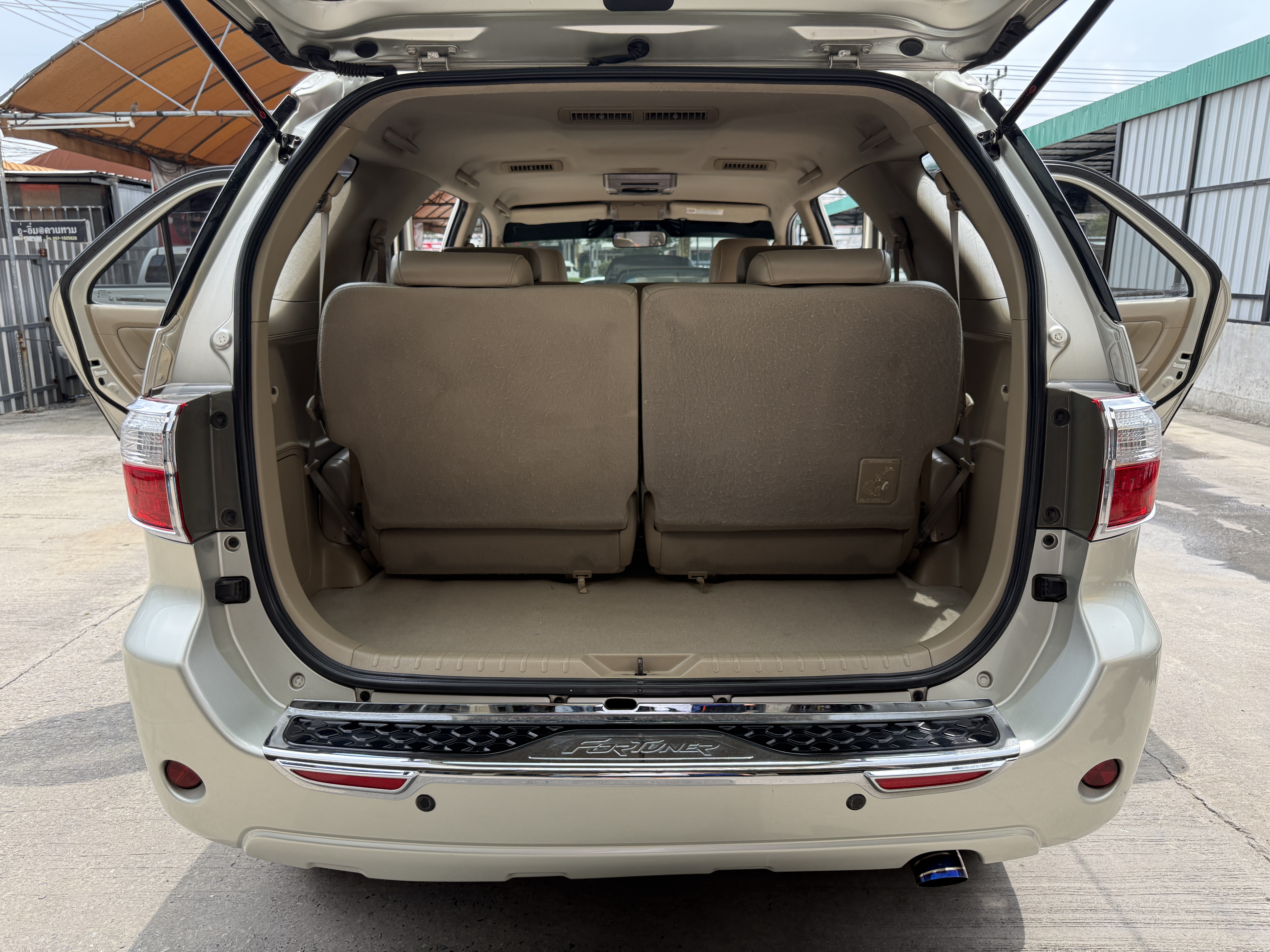 Toyota Fortuner 3.0 V 2WD At 2010 เงิน