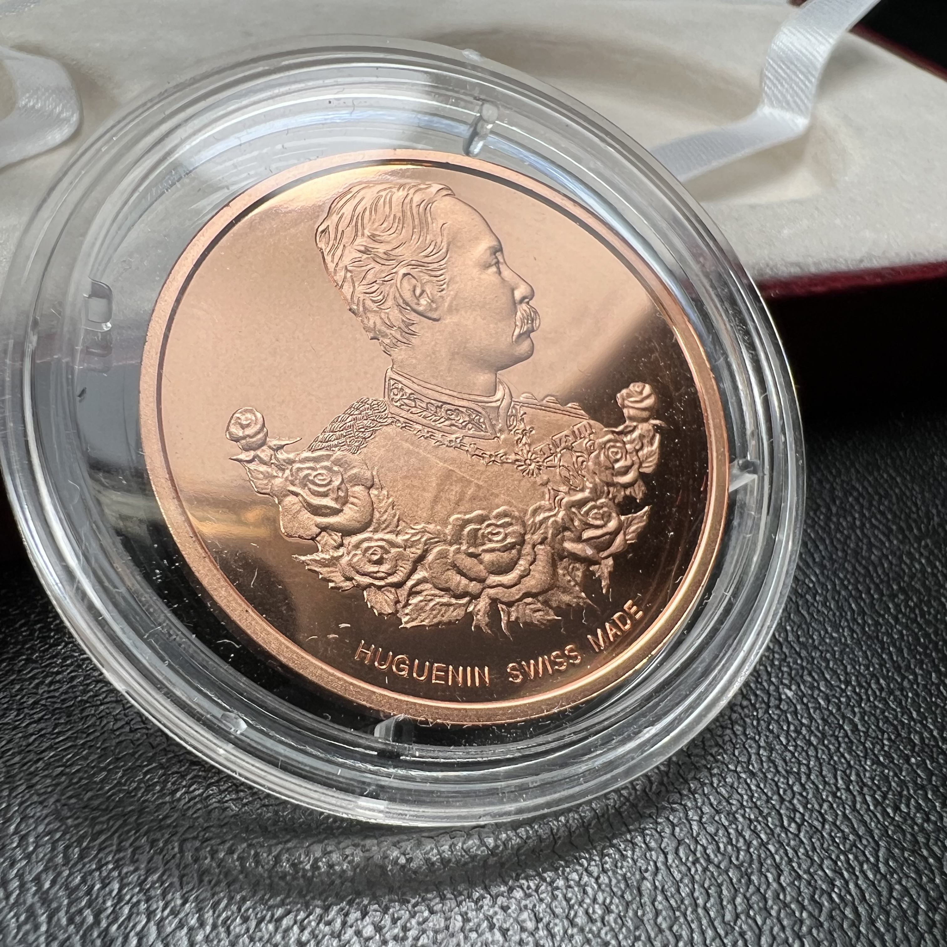 เหรียญพระพุทธโสธร-สมเด็จพระปิยมหาราช รุ่นกาญจนาภิเษก วัดสุทัศน์เทพวราราม ปี2538 ครบชุดสามกษัตริย์ 1 ชุดมี 3 เนื้อ (เงินขัดเงา+กะไหล่ทองขัดเงา+ทองแดงบริสุทธิ์ขัดเงา) ขนาด 27 มม. ครบชุดพิมพ์ใหญ่หมายเลขเดียวกันพร้อมกล่องและใบรับรองเดิม(1ใน 2000 ชุดหายาก)