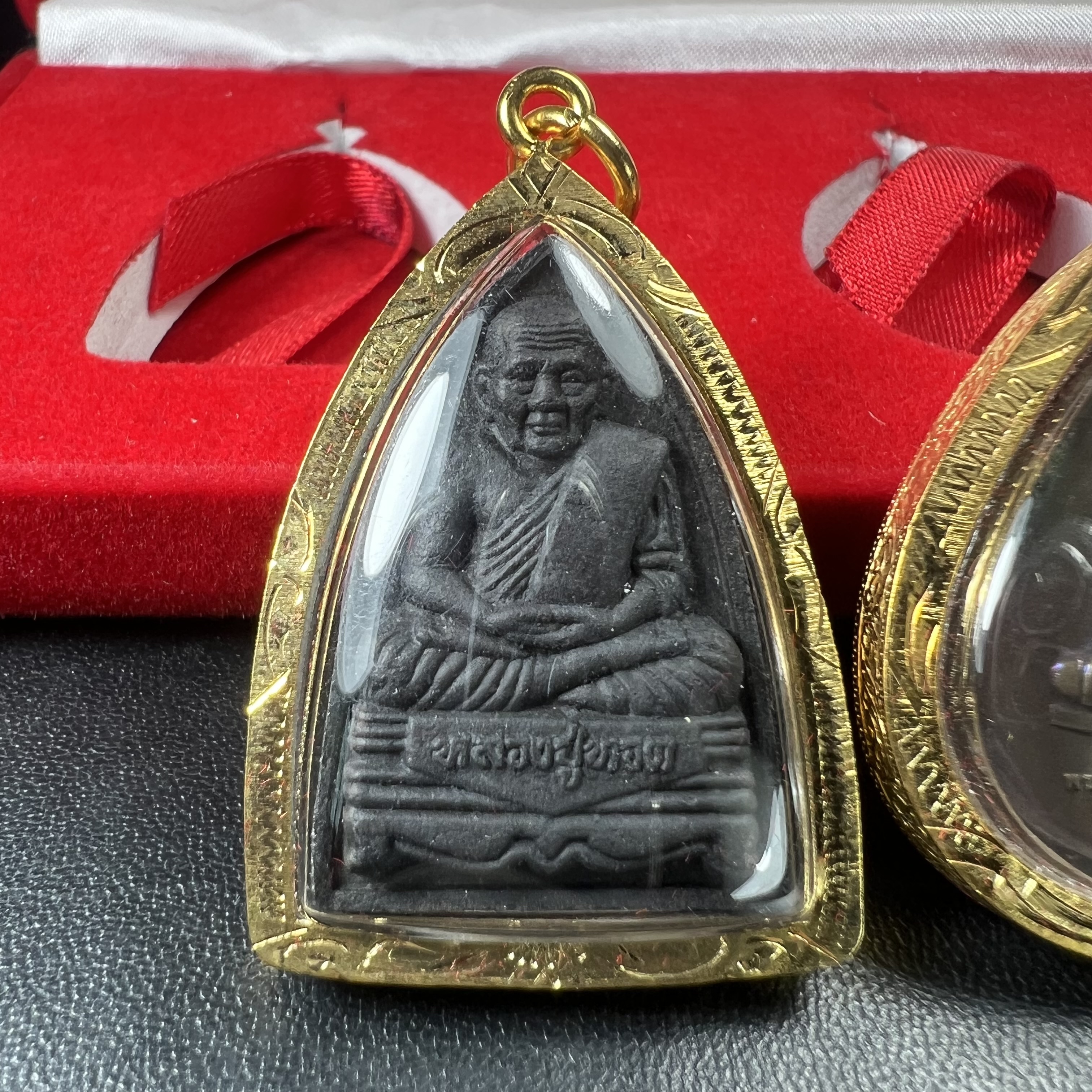 พระชุดของขวัญ 3 องค์ พระหลวงปู่ทวด ภปร. ทรงกลีบบัวและกลีบขนุนพร้อมเหรียญพระพุทธสิงหธรรมมงคล ปี 2547 (ชนวนเก่า)เนื้อว่านด้านหลังมี ภปร. เป็นโลหะผสมสูง 3.3ซม.พิธีใหญ่ มวลสารดี ปลุกเสกวัดพระแก้ว(งานเลี่ยมกรอบเดิมจากผู้จัดสร้างห่อหุ้มด้วยทองนพเกล้า)