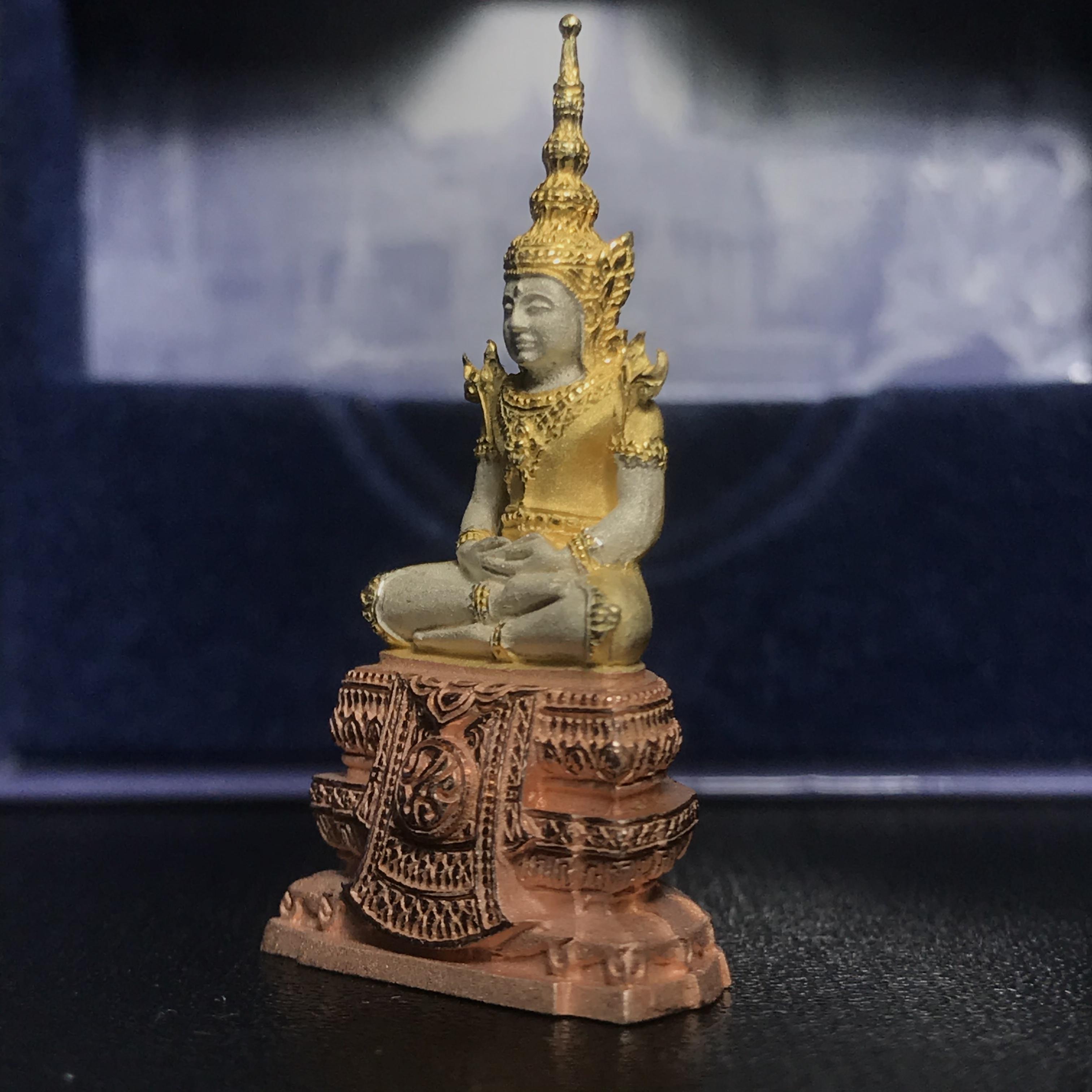 พระแก้วมรกต ภปร. ปี2547 จัดสร้างโดย รพ.ภูมิพลฯ เนื้อเงิน (3 กษัตริย์)ลอยองค์ หน้าตัก 1/2 นิ้ว(1ใน3000องค์)