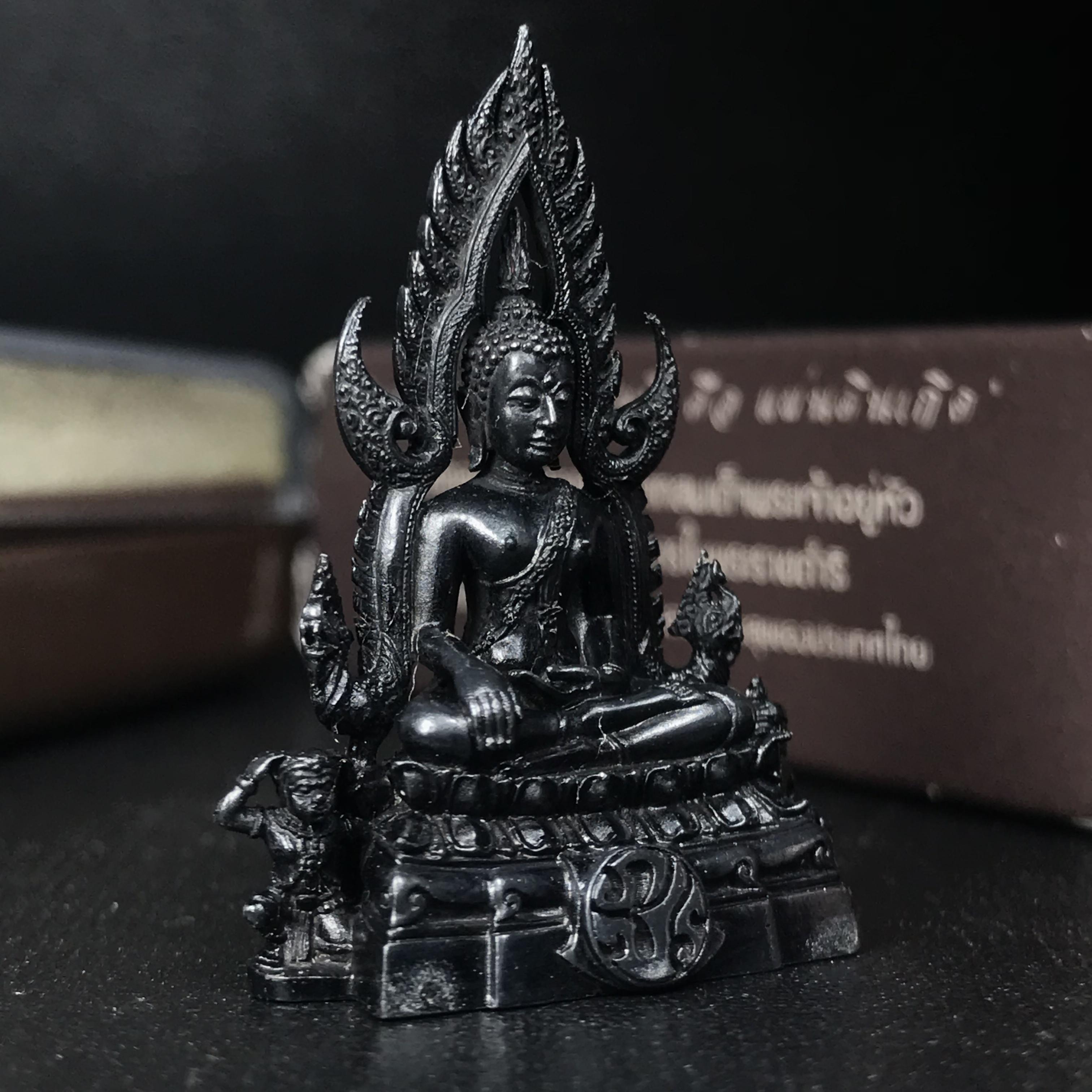 พระพุทธชินราช ภปร. โครงการ "เพราะแผ่นดินนี้ คือ แผ่นดินเกิด" ปี2548(รุ่นแรก) ลอยองค์ หน้าตัก 1/2 นิ้ว เนื้อเงินรมดำ