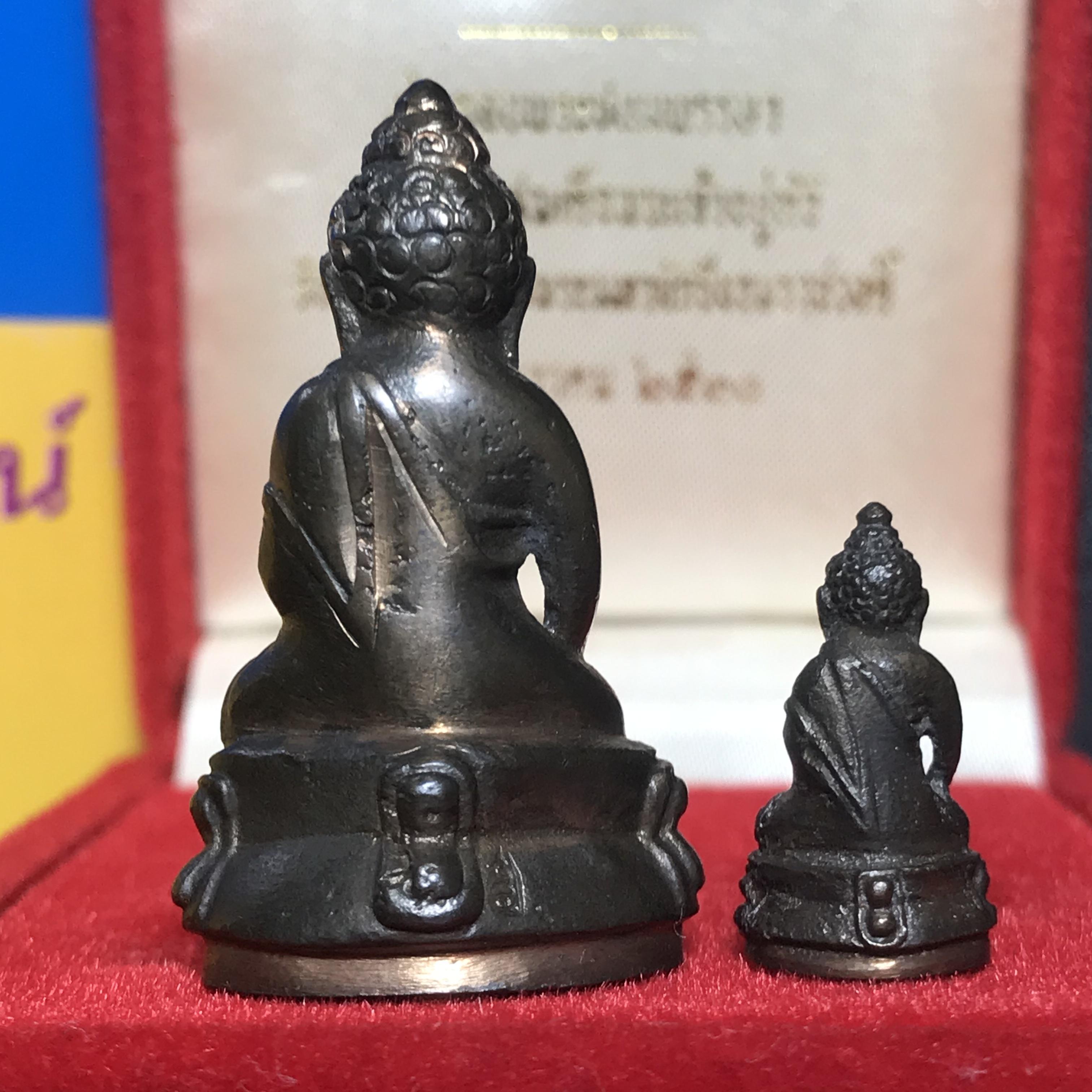 พระกริ่ง-พระชัยวัฒน์ ปวเรศ ปี2530 วัดบวรนิเวศราชวรวิหาร(ในหลวง ร.9 เสด็จเททอง)(บรรจุเส้นเกศาในหลวงรัชกาลที่9)พร้อมสูจิบัตรเดิมตอนจัดสร้าง(สภาพสวยครบสมบูรณ์))