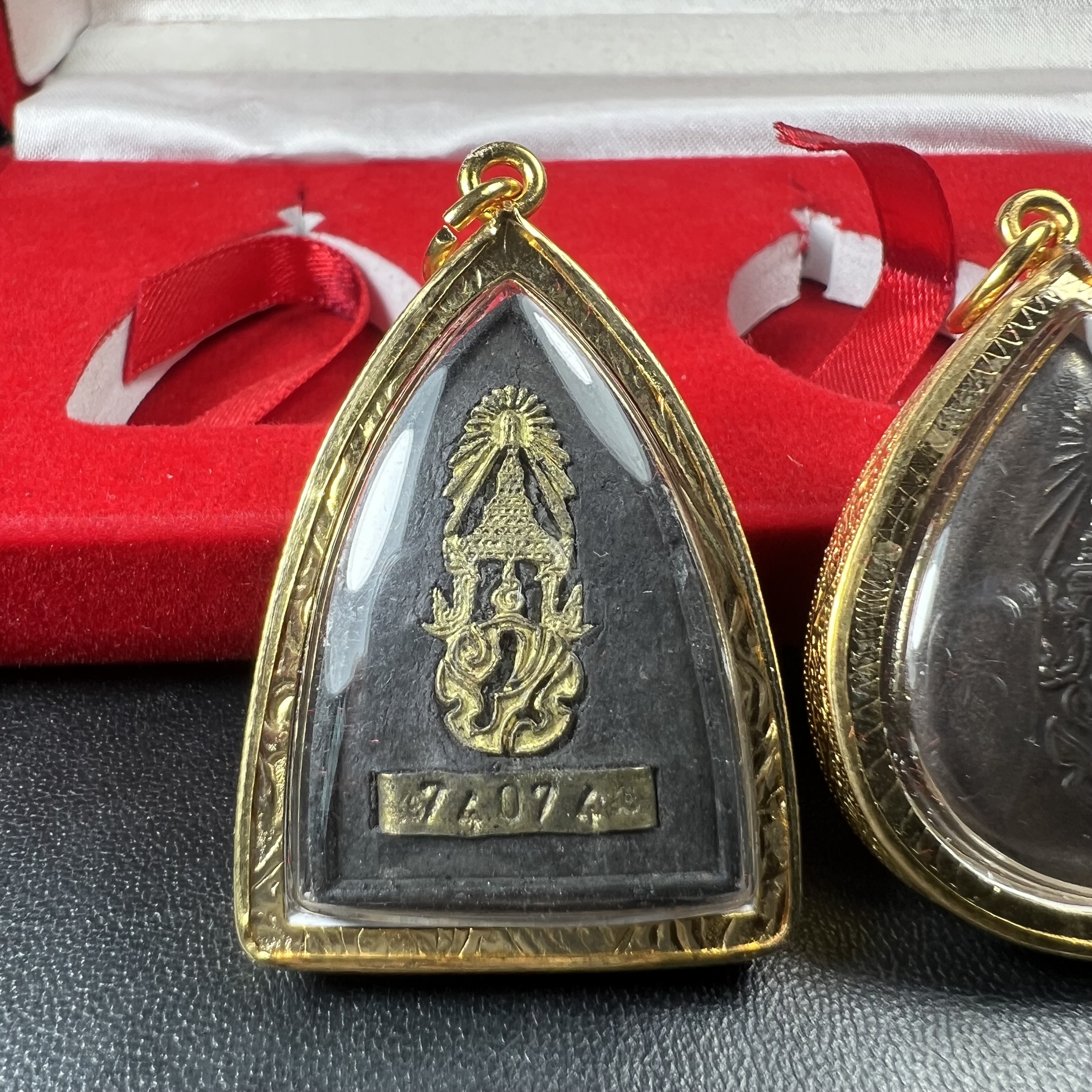 พระชุดของขวัญ 3 องค์ พระหลวงปู่ทวด ภปร. ทรงกลีบบัวและกลีบขนุนพร้อมเหรียญพระพุทธสิงหธรรมมงคล ปี 2547 (ชนวนเก่า)เนื้อว่านด้านหลังมี ภปร. เป็นโลหะผสมสูง 3.3ซม.พิธีใหญ่ มวลสารดี ปลุกเสกวัดพระแก้ว(งานเลี่ยมกรอบเดิมจากผู้จัดสร้างห่อหุ้มด้วยทองนพเกล้า)