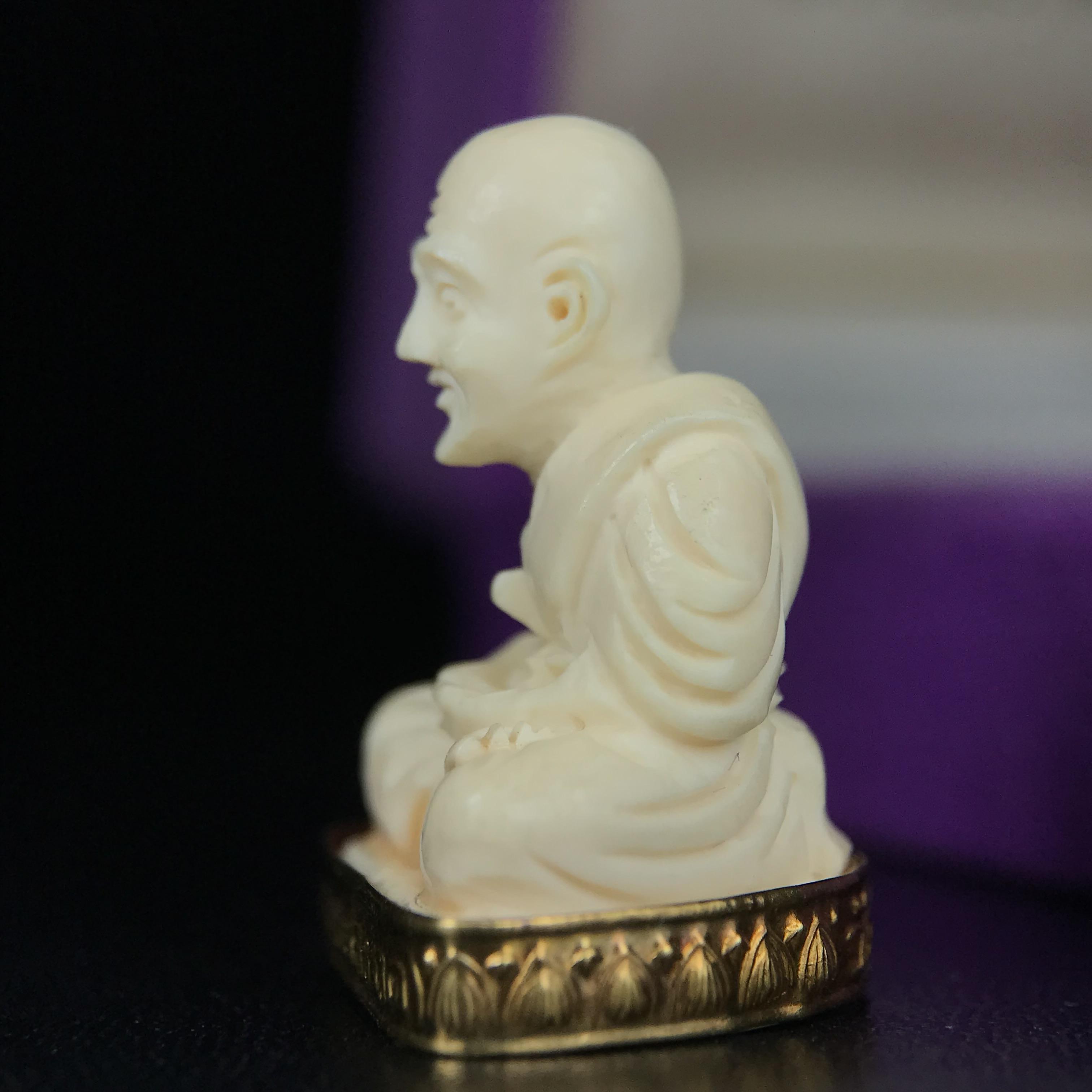 สมเด็จหลวงพ่อทวด รุ่นคชสารหมื่นปี (ศิลปาชีพ) วัดช้างให้ ปี 2541โดยมีท่าน อ.นอง วัดทรายขาว เป็นเจ้าพิธี และมีเกจิร่วมปลุกเสก 108 รูป บรรจุผงว่านเก่าและดินกากยายักษ์(พิมพ์ลอยองค์ฐานทองคำโค๊ตทองคำ)พร้อมกล่องบรรจุครบ นิยมหายาก**ผิวสวยงานแกะพุทธศิลป์สวยงดงาม**