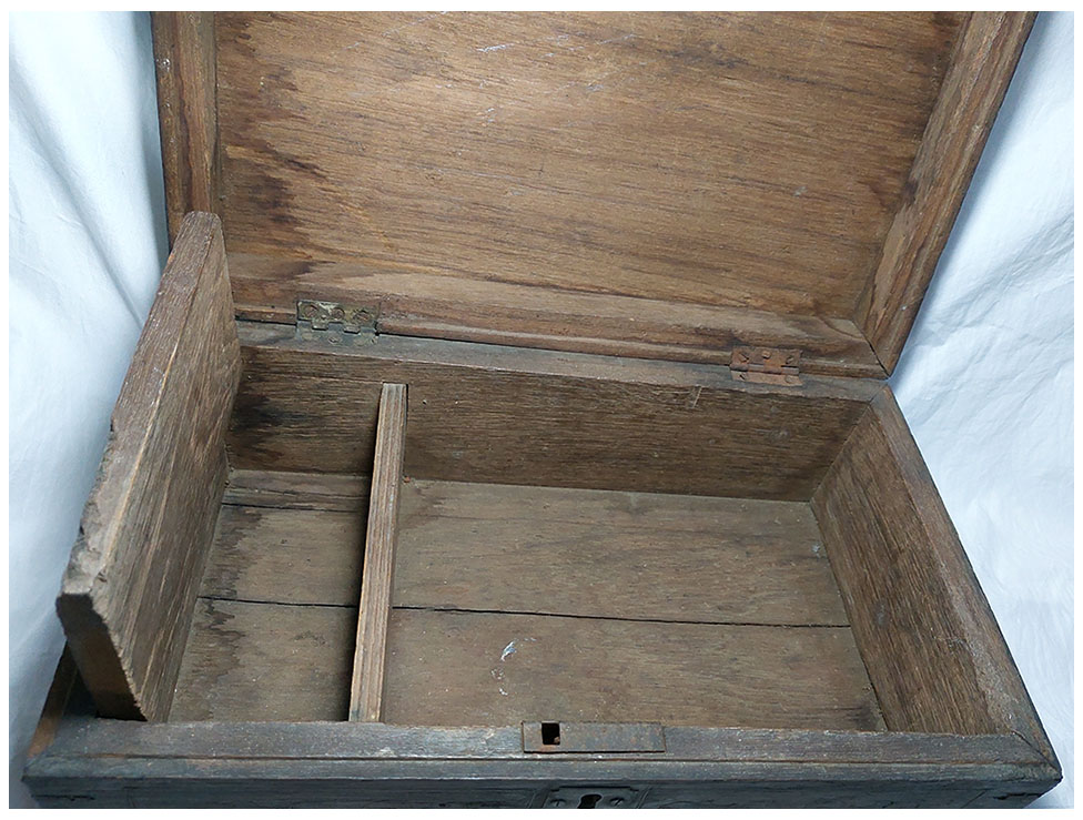 กล่องไม้เก่าตอกลายด้วยเส้นทองเหลือง-BPT2745-