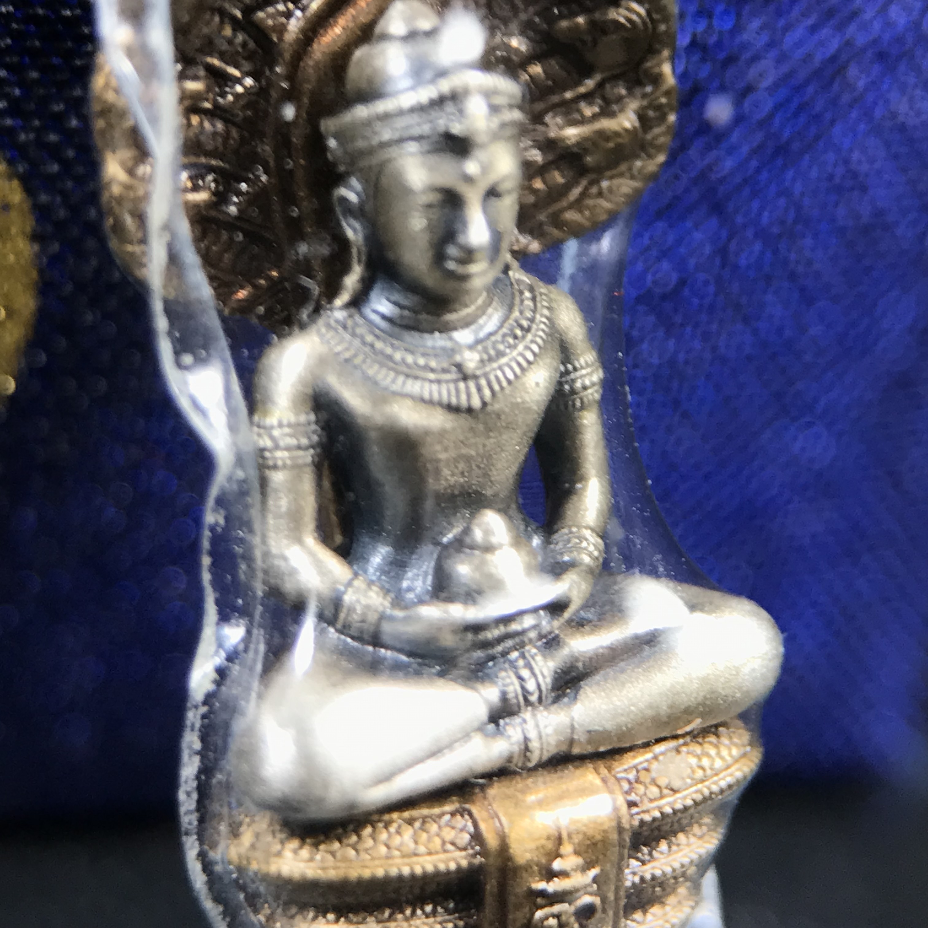 พระพุทธสิรินาคเภษัชยคุรุจุฬาภรณ์ ที่ระลึกโรงพยาบาลจุฬาภรณ์ พระกริ่งเงินฐานบรอนซ์ ขนาดความสูง 2.7 เซนติเมตร สภาพสวย ซีนซองกล่องบรรจุเดิมครบ องค์หมายเลข ๑๗๙๗