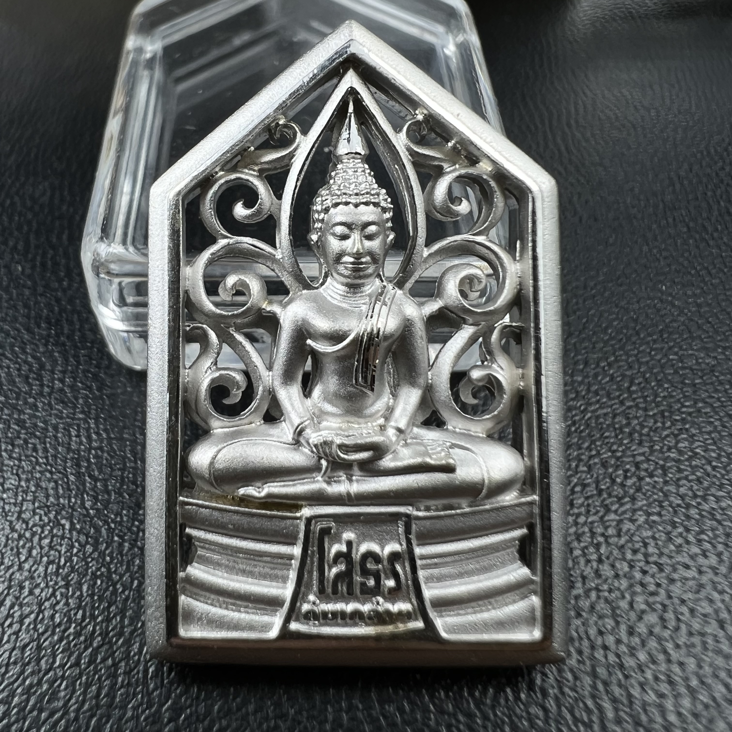 พระพุทธโสธร คุ้มเกล้าฯ ภปร.(ใต้ร่มพระบารมี คุ้มเกล้า) 60ปี รพ.ภูมิพลฯ พ.ศ.2552 เหรียญเนื้อเงิน ชุบทองคำขาว(พิมพ์ รูปอาร์ม+รูปใบมะขาม+รูปห้าเหลี่ยม+รูปสามเหลี่ยม)(1ชุด 4 พิมพ์ ครบทุกแบบที่จัดสร้าง)1 ใน 3000 เหรียญ ครบชุดหายาก